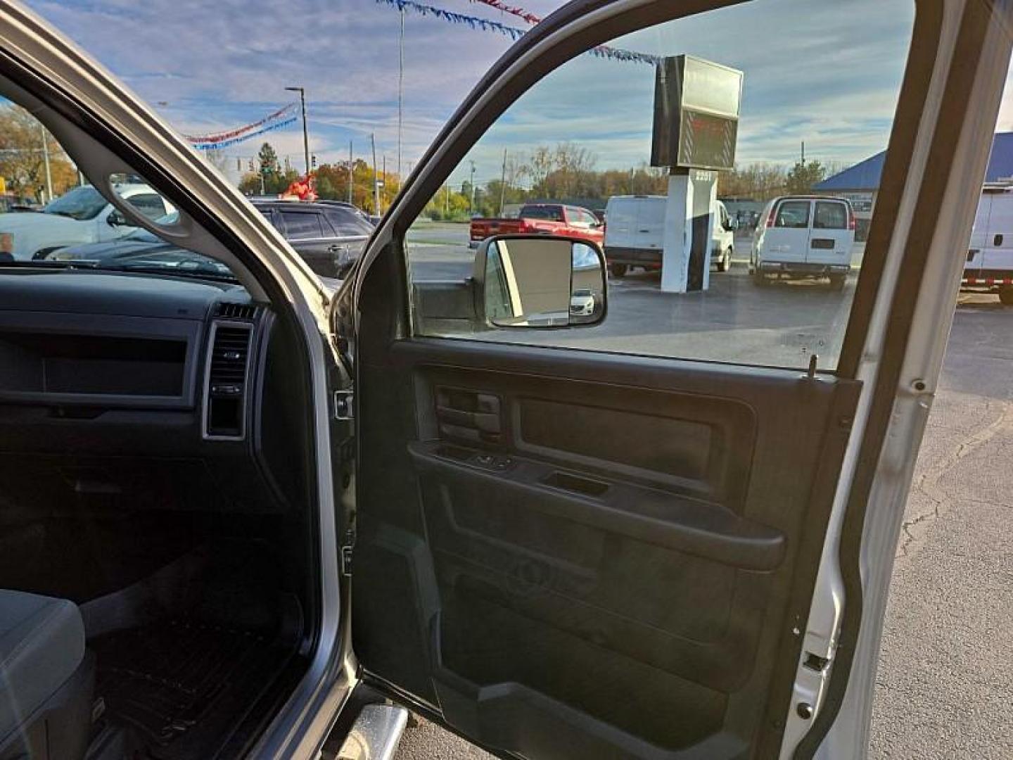 2013 SILVER /GREY RAM 2500 Tradesman Crew Cab SWB 4WD (3C6TR5CT4DG) with an 5.7L V8 OHV 16V engine, 6-Speed Automatic transmission, located at 3304 Woodville Road, Northwood, OH, 43619, (419) 210-8019, 41.612694, -83.480743 - Your #1 Destination for Auto Loans and mdash;No Matter Your Credit!At our dealership, we cater to everyone and mdash;whether you have good, bad, or no credit. With hundreds of vehicles to choose from, you can easily find the perfect car, truck, or SUV that fits your needs.Get Approved Today!Visit ou - Photo#14