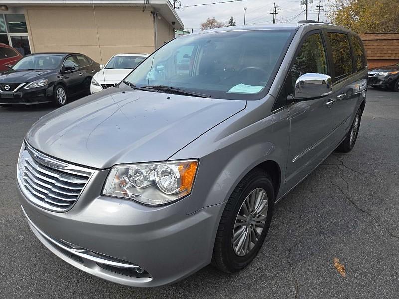 photo of 2014 Chrysler Town  and  Country Touring-L