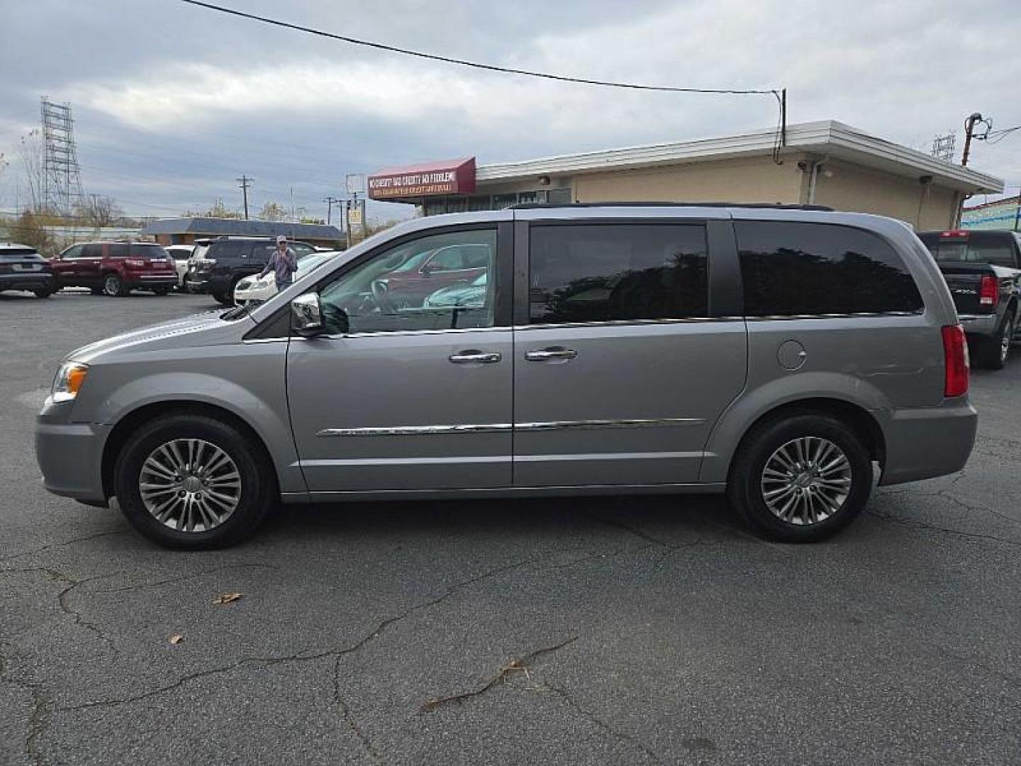 2014 SILVER /BLACK Chrysler Town and Country Touring-L (2C4RC1CG1ER) with an 3.6L V6 DOHC 24V engine, 6-Speed Automatic transmission, located at 3304 Woodville Road, Northwood, OH, 43619, (419) 210-8019, 41.612694, -83.480743 - Your #1 Destination for Auto Loans and mdash;No Matter Your Credit!At our dealership, we cater to everyone and mdash;whether you have good, bad, or no credit. With hundreds of vehicles to choose from, you can easily find the perfect car, truck, or SUV that fits your needs.Get Approved Today!Visit ou - Photo#1