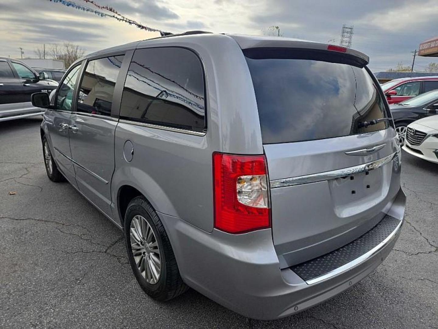 2014 SILVER /BLACK Chrysler Town and Country Touring-L (2C4RC1CG1ER) with an 3.6L V6 DOHC 24V engine, 6-Speed Automatic transmission, located at 3304 Woodville Road, Northwood, OH, 43619, (419) 210-8019, 41.612694, -83.480743 - Your #1 Destination for Auto Loans and mdash;No Matter Your Credit!At our dealership, we cater to everyone and mdash;whether you have good, bad, or no credit. With hundreds of vehicles to choose from, you can easily find the perfect car, truck, or SUV that fits your needs.Get Approved Today!Visit ou - Photo#2