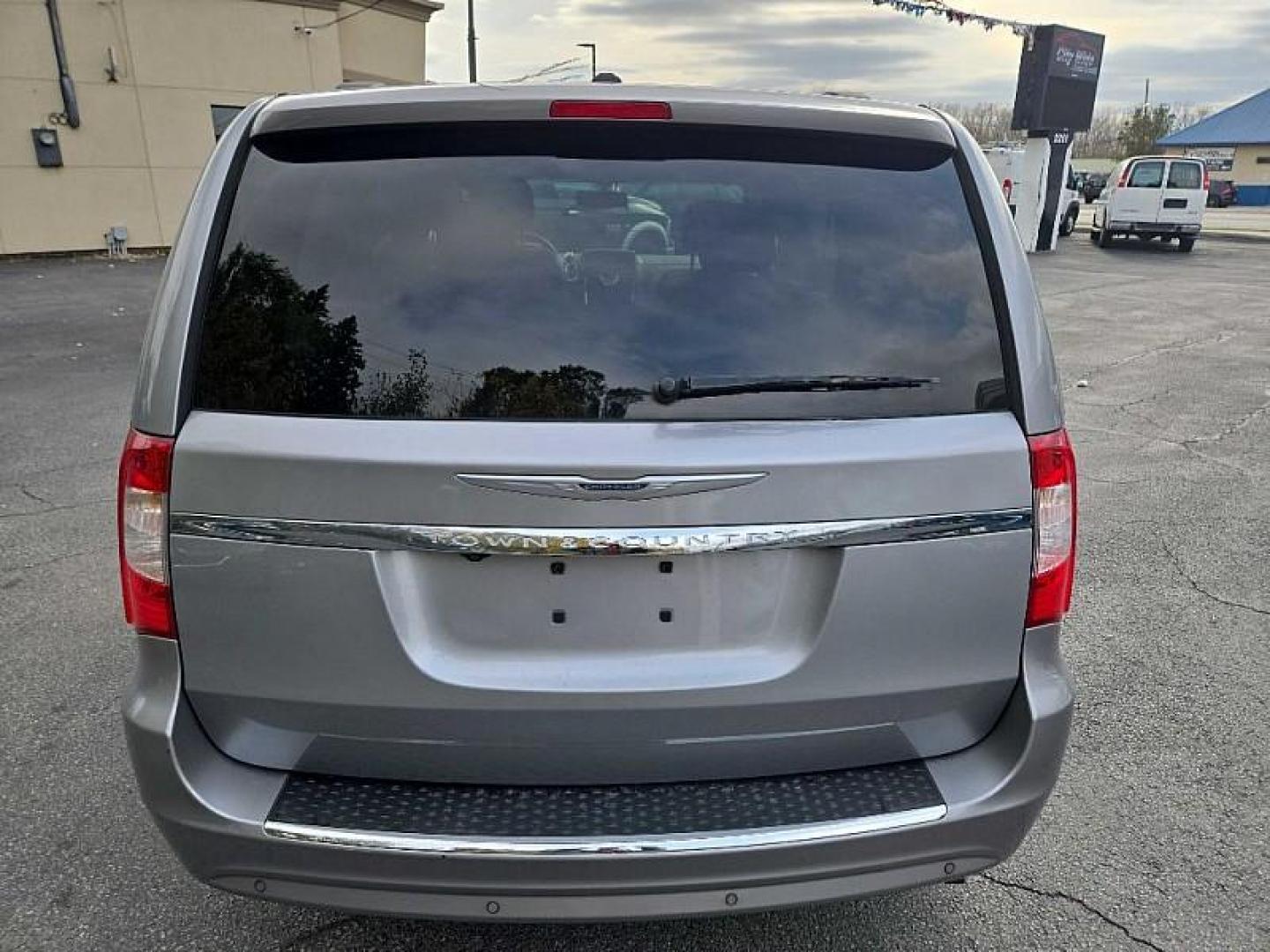 2014 SILVER /BLACK Chrysler Town and Country Touring-L (2C4RC1CG1ER) with an 3.6L V6 DOHC 24V engine, 6-Speed Automatic transmission, located at 3304 Woodville Road, Northwood, OH, 43619, (419) 210-8019, 41.612694, -83.480743 - Your #1 Destination for Auto Loans and mdash;No Matter Your Credit!At our dealership, we cater to everyone and mdash;whether you have good, bad, or no credit. With hundreds of vehicles to choose from, you can easily find the perfect car, truck, or SUV that fits your needs.Get Approved Today!Visit ou - Photo#3