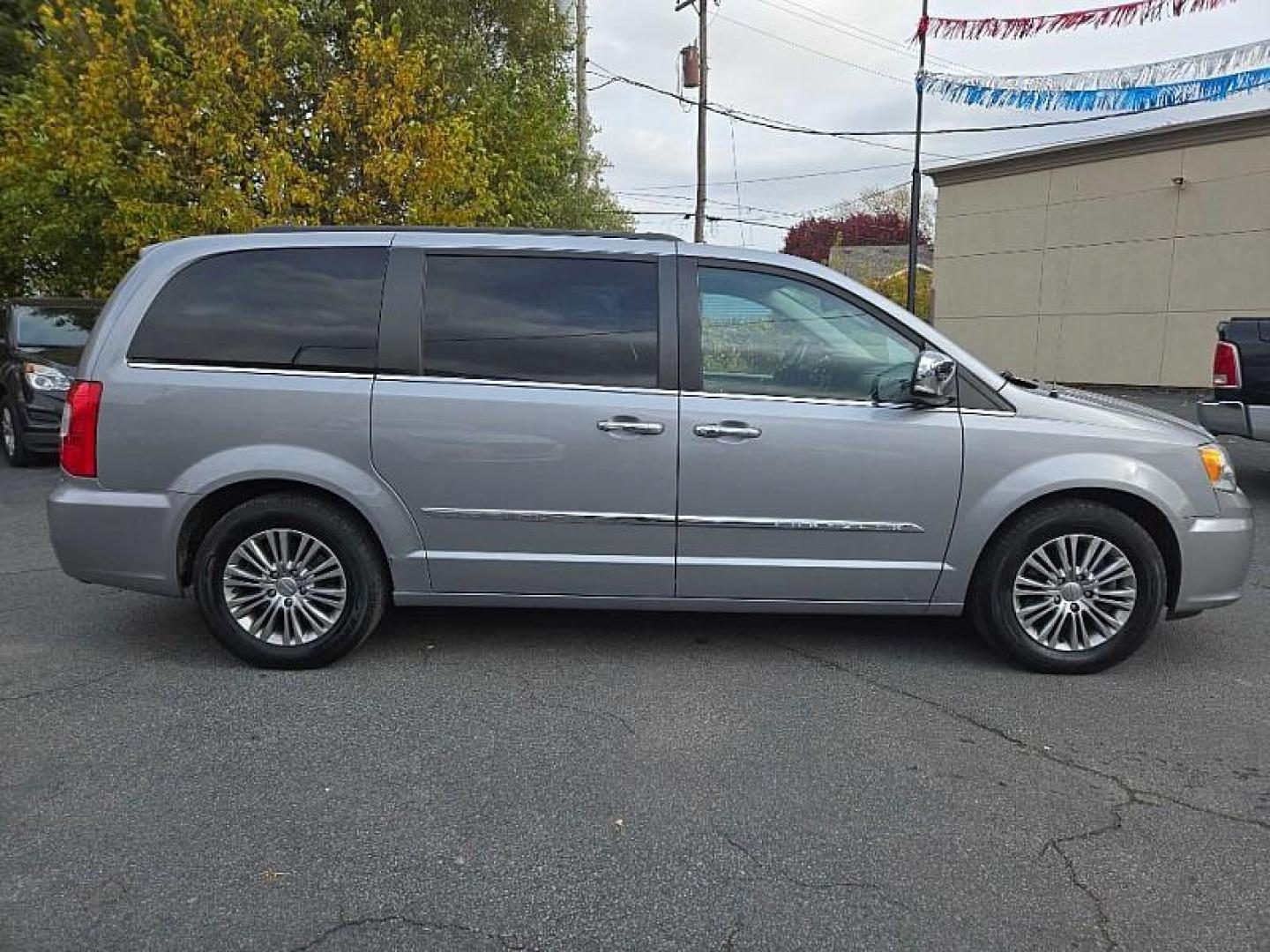 2014 SILVER /BLACK Chrysler Town and Country Touring-L (2C4RC1CG1ER) with an 3.6L V6 DOHC 24V engine, 6-Speed Automatic transmission, located at 3304 Woodville Road, Northwood, OH, 43619, (419) 210-8019, 41.612694, -83.480743 - Your #1 Destination for Auto Loans and mdash;No Matter Your Credit!At our dealership, we cater to everyone and mdash;whether you have good, bad, or no credit. With hundreds of vehicles to choose from, you can easily find the perfect car, truck, or SUV that fits your needs.Get Approved Today!Visit ou - Photo#5