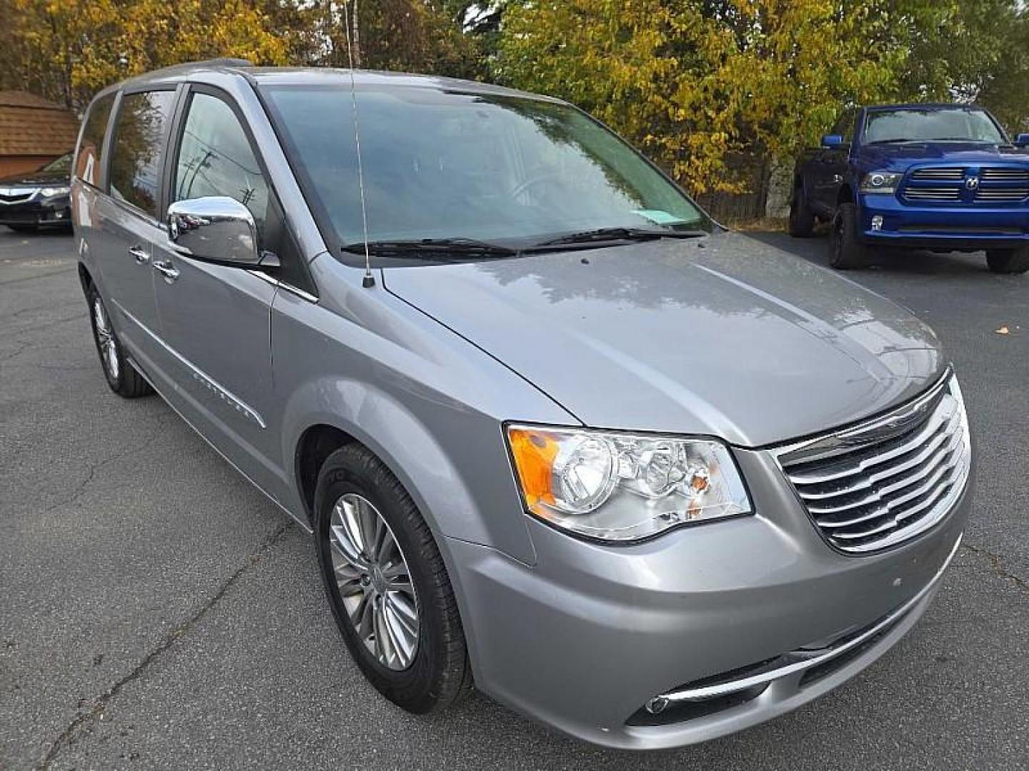 2014 SILVER /BLACK Chrysler Town and Country Touring-L (2C4RC1CG1ER) with an 3.6L V6 DOHC 24V engine, 6-Speed Automatic transmission, located at 3304 Woodville Road, Northwood, OH, 43619, (419) 210-8019, 41.612694, -83.480743 - Your #1 Destination for Auto Loans and mdash;No Matter Your Credit!At our dealership, we cater to everyone and mdash;whether you have good, bad, or no credit. With hundreds of vehicles to choose from, you can easily find the perfect car, truck, or SUV that fits your needs.Get Approved Today!Visit ou - Photo#6