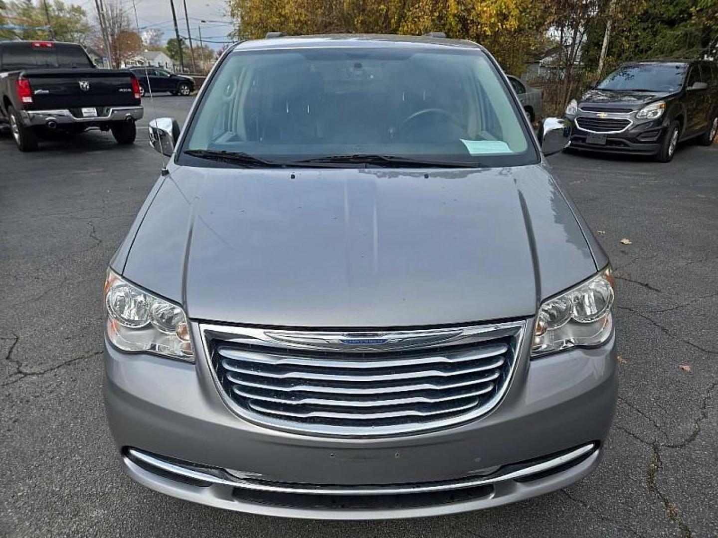 2014 SILVER /BLACK Chrysler Town and Country Touring-L (2C4RC1CG1ER) with an 3.6L V6 DOHC 24V engine, 6-Speed Automatic transmission, located at 3304 Woodville Road, Northwood, OH, 43619, (419) 210-8019, 41.612694, -83.480743 - Your #1 Destination for Auto Loans and mdash;No Matter Your Credit!At our dealership, we cater to everyone and mdash;whether you have good, bad, or no credit. With hundreds of vehicles to choose from, you can easily find the perfect car, truck, or SUV that fits your needs.Get Approved Today!Visit ou - Photo#7