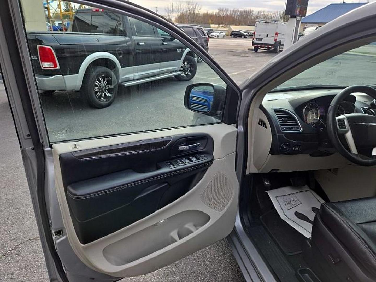 2014 SILVER /BLACK Chrysler Town and Country Touring-L (2C4RC1CG1ER) with an 3.6L V6 DOHC 24V engine, 6-Speed Automatic transmission, located at 3304 Woodville Road, Northwood, OH, 43619, (419) 210-8019, 41.612694, -83.480743 - Your #1 Destination for Auto Loans and mdash;No Matter Your Credit!At our dealership, we cater to everyone and mdash;whether you have good, bad, or no credit. With hundreds of vehicles to choose from, you can easily find the perfect car, truck, or SUV that fits your needs.Get Approved Today!Visit ou - Photo#8