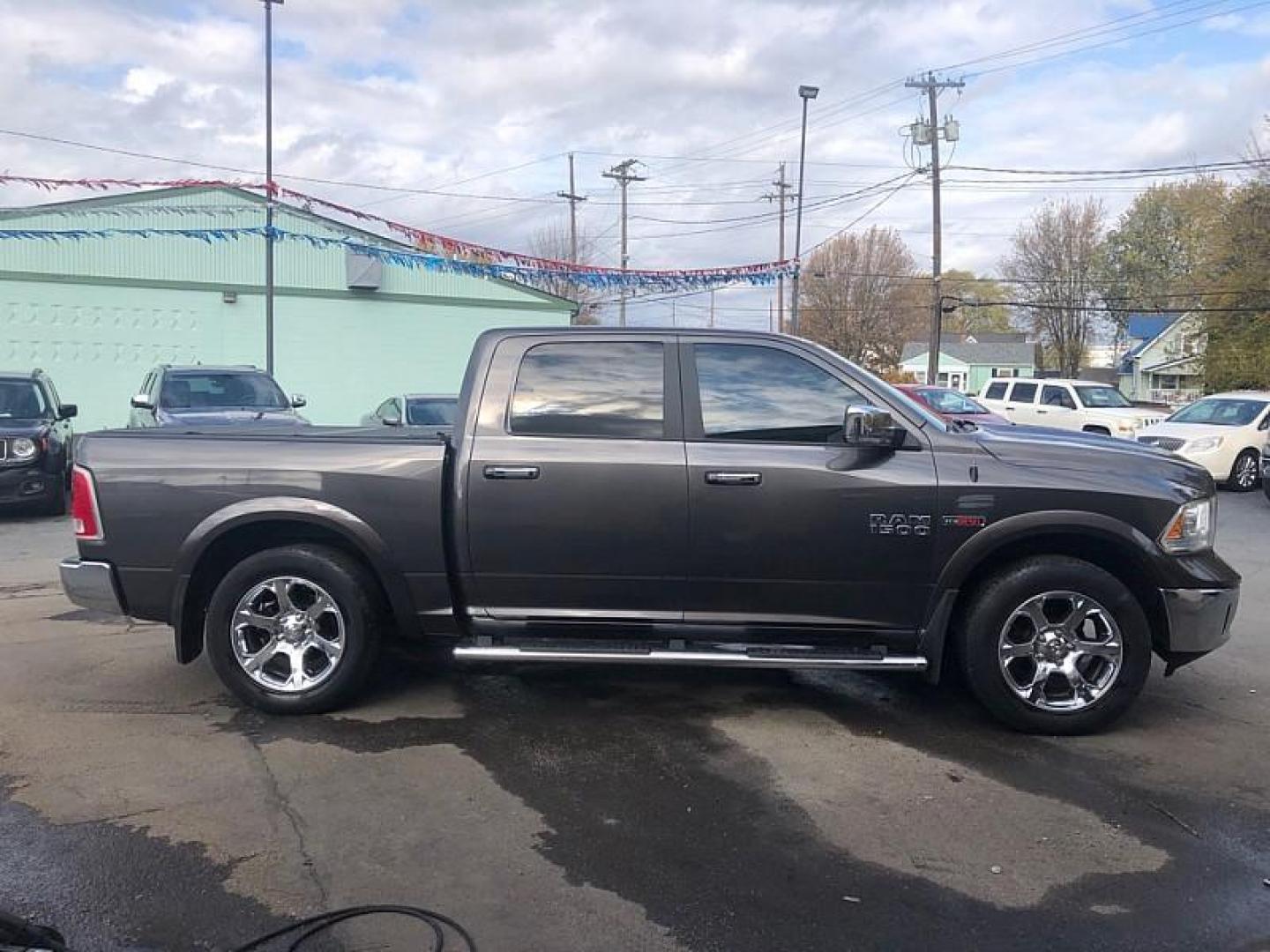 2017 GRAY /BLACK RAM 1500 Laramie Crew Cab SWB 4WD (1C6RR7NM2HS) with an 3.0L V6 DIESEL engine, 8A transmission, located at 3304 Woodville Road, Northwood, OH, 43619, (419) 210-8019, 41.612694, -83.480743 - Your #1 Destination for Auto Loans and mdash;No Matter Your Credit!At our dealership, we cater to everyone and mdash;whether you have good, bad, or no credit. With hundreds of vehicles to choose from, you can easily find the perfect car, truck, or SUV that fits your needs.Get Approved Today!Visit ou - Photo#5