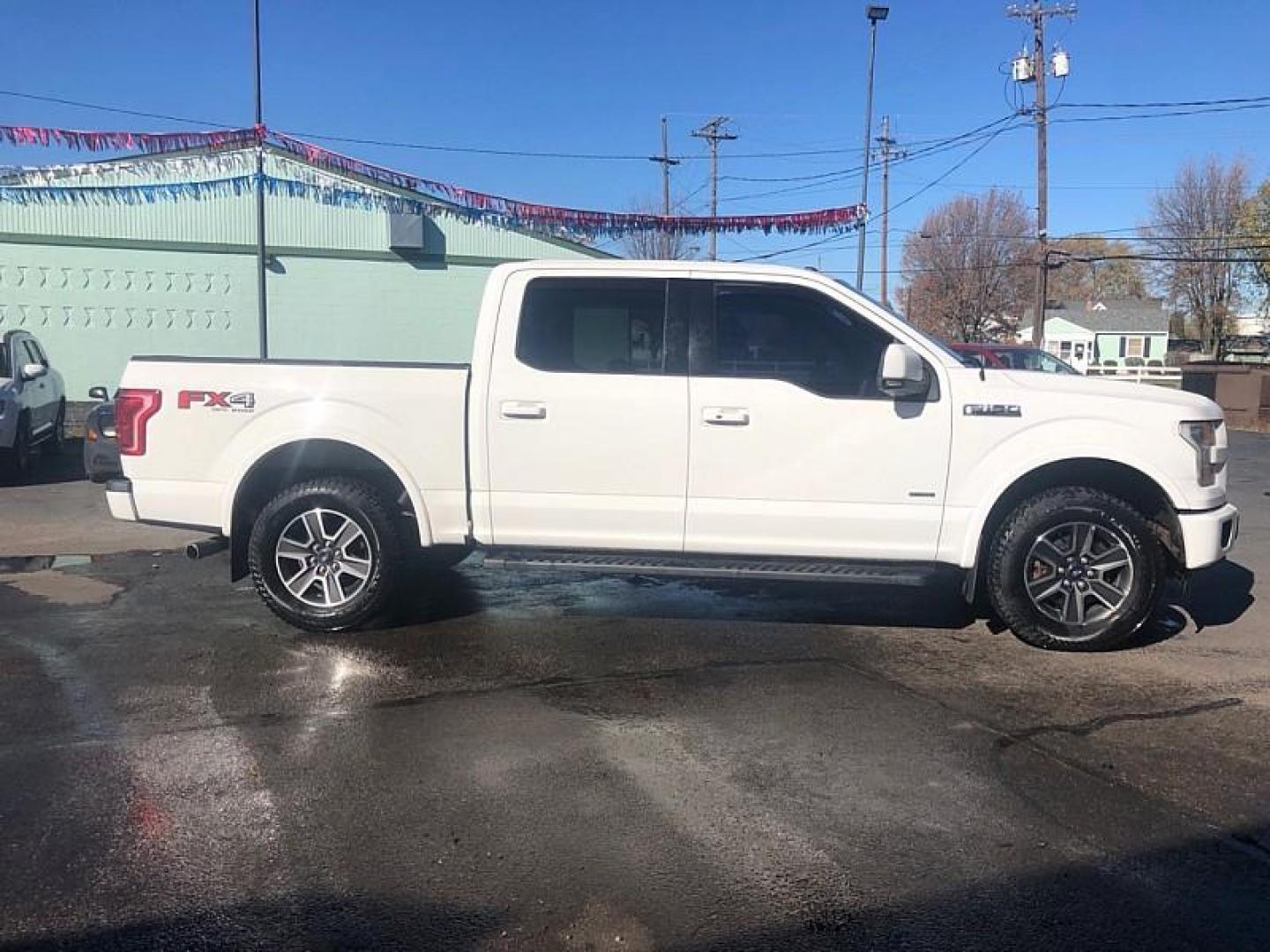 2017 WHITE /BLACK Ford F-150 XLT SuperCrew 6.5-ft. Bed 4WD (1FTEW1EG9HF) with an 3.5L V6 TURBO engine, 6A transmission, located at 3304 Woodville Road, Northwood, OH, 43619, (419) 210-8019, 41.612694, -83.480743 - Your #1 Destination for Auto Loans and mdash;No Matter Your Credit!At our dealership, we cater to everyone and mdash;whether you have good, bad, or no credit. With hundreds of vehicles to choose from, you can easily find the perfect car, truck, or SUV that fits your needs.Get Approved Today!Visit ou - Photo#5