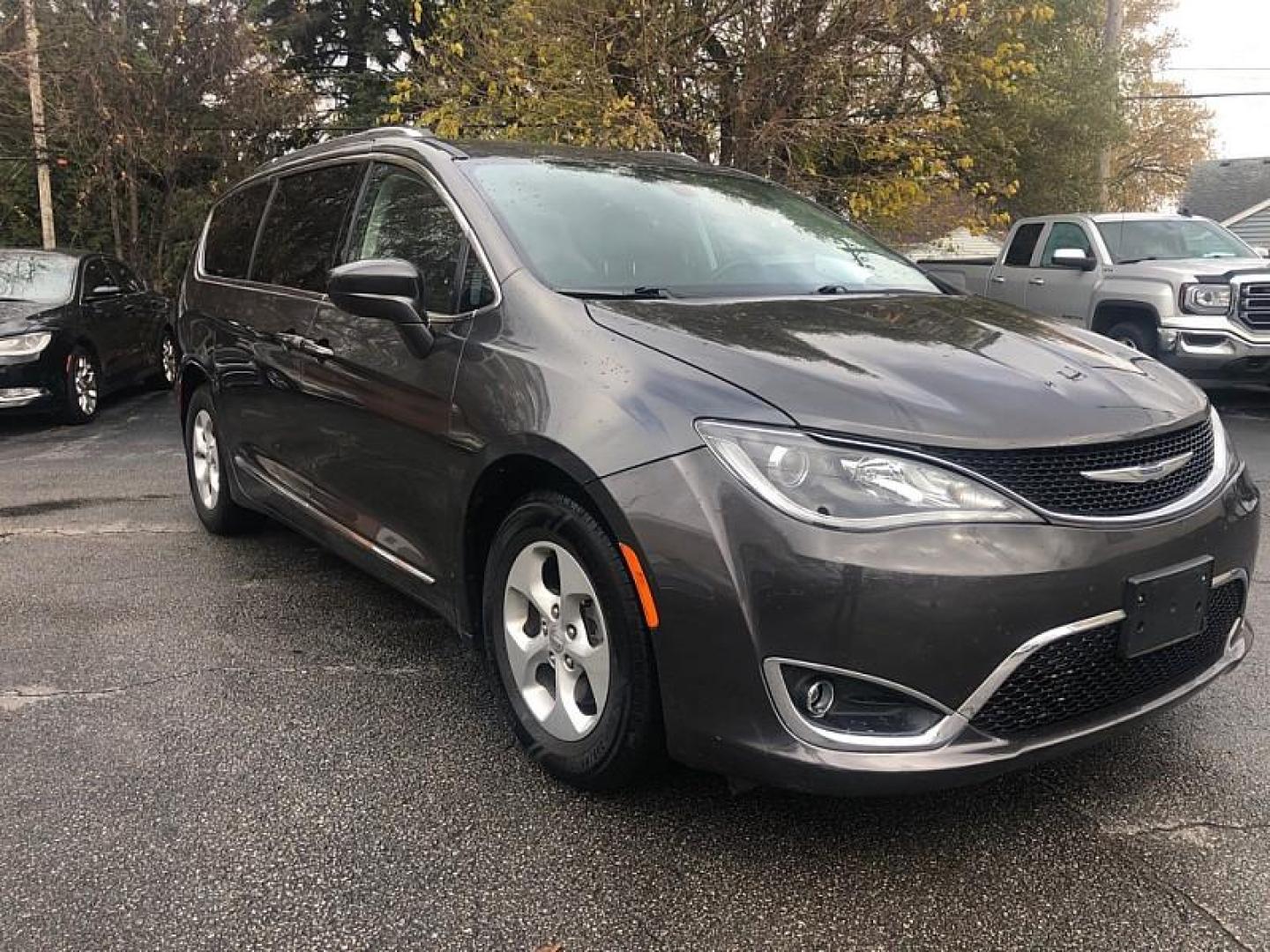 2017 GREY /BLACK Chrysler Pacifica Touring-L Plus (2C4RC1EG0HR) with an 3.6L V6 DOHC 24V engine, 9A transmission, located at 3304 Woodville Road, Northwood, OH, 43619, (419) 210-8019, 41.612694, -83.480743 - Your #1 Destination for Auto Loans and mdash;No Matter Your Credit!At our dealership, we cater to everyone and mdash;whether you have good, bad, or no credit. With hundreds of vehicles to choose from, you can easily find the perfect car, truck, or SUV that fits your needs.Get Approved Today!Visit ou - Photo#6