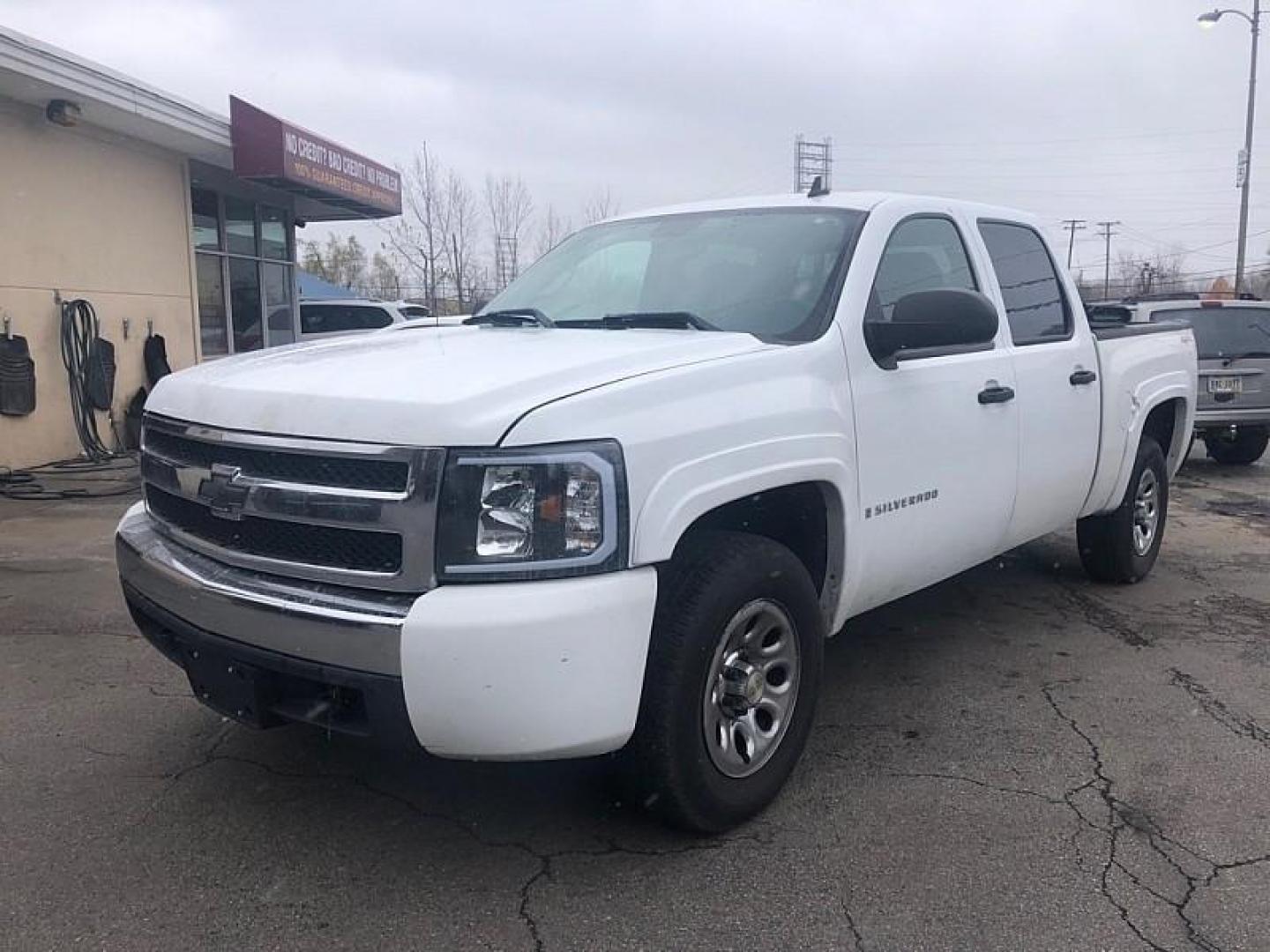 2007 White /GREY Chevrolet Silverado 1500 LT1 Crew Cab 4WD (2GCEK13C671) with an 4.8L V8 OHV 16V engine, 4-Speed Automatic Overdrive transmission, located at 3304 Woodville Road, Northwood, OH, 43619, (419) 210-8019, 41.612694, -83.480743 - Photo#0