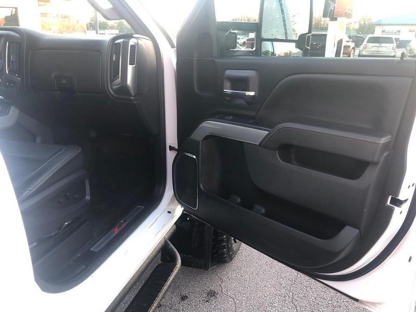 2017 WHITE /BLACK Chevrolet Silverado 1500 LTZ Crew Cab Long Box 4WD (3GCUKSECXHG) with an 5.3L V8 OHV 16V engine, 6A transmission, located at 3304 Woodville Road, Northwood, OH, 43619, (419) 210-8019, 41.612694, -83.480743 - Your #1 Destination for Auto Loans and mdash;No Matter Your Credit!At our dealership, we cater to everyone and mdash;whether you have good, bad, or no credit. With hundreds of vehicles to choose from, you can easily find the perfect car, truck, or SUV that fits your needs.Get Approved Today!Visit ou - Photo#15