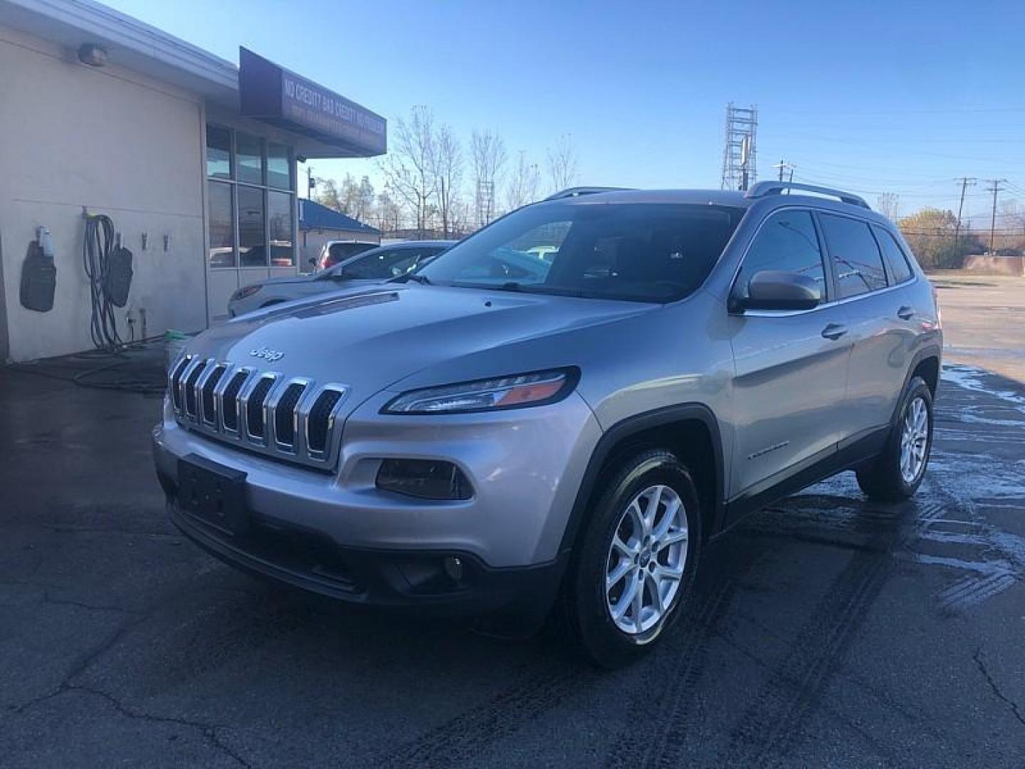 2017 SILVER /BLACK Jeep Cherokee Latitude 4WD (1C4PJMCS5HW) with an 3.2L V6 DOHC 24V engine, 9A transmission, located at 3304 Woodville Road, Northwood, OH, 43619, (419) 210-8019, 41.612694, -83.480743 - We are #1 Auto Loan Dealer for Good Bad or No Credit we have hundreds of vehicles to choose from, stop on in or just fill out our online application to get approved for auto financing and see your credit score for free by visiting our website today. We have Low Payment Options and Terms Available - Photo#0