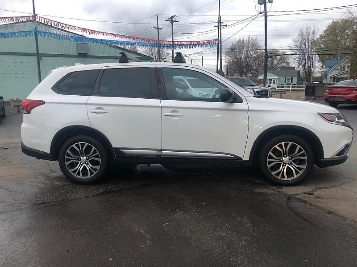 2018 WHITE /BLACK Mitsubishi Outlander SEL AWD (JA4AZ3A35JZ) with an 2.4L L4 DOHC 16V engine, CVT transmission, located at 3304 Woodville Road, Northwood, OH, 43619, (419) 210-8019, 41.612694, -83.480743 - Your #1 Destination for Auto Loans and mdash;No Matter Your Credit!At our dealership, we cater to everyone and mdash;whether you have good, bad, or no credit. With hundreds of vehicles to choose from, you can easily find the perfect car, truck, or SUV that fits your needs.Get Approved Today!Visit ou - Photo#5