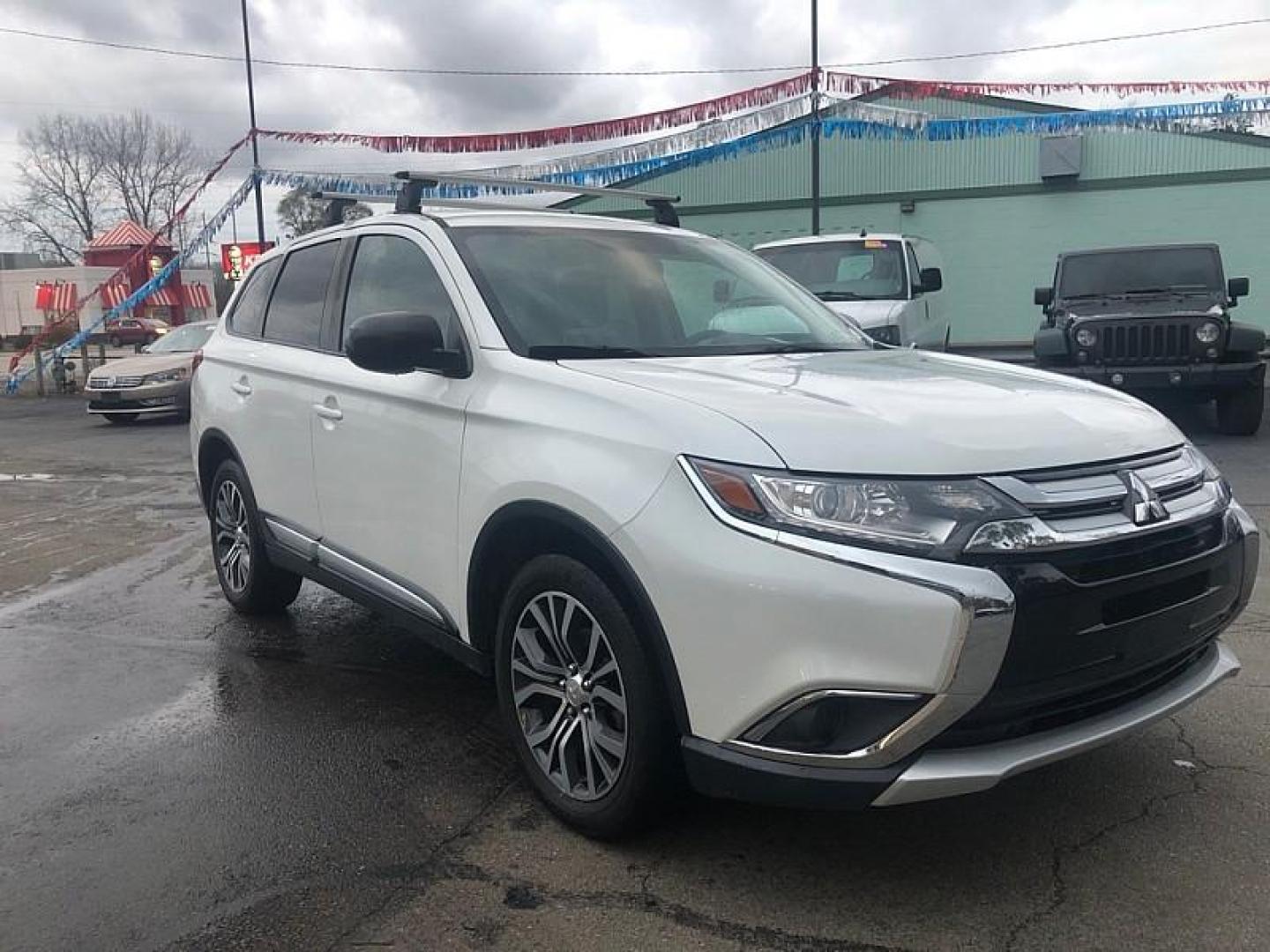 2018 WHITE /BLACK Mitsubishi Outlander SEL AWD (JA4AZ3A35JZ) with an 2.4L L4 DOHC 16V engine, CVT transmission, located at 3304 Woodville Road, Northwood, OH, 43619, (419) 210-8019, 41.612694, -83.480743 - Your #1 Destination for Auto Loans and mdash;No Matter Your Credit!At our dealership, we cater to everyone and mdash;whether you have good, bad, or no credit. With hundreds of vehicles to choose from, you can easily find the perfect car, truck, or SUV that fits your needs.Get Approved Today!Visit ou - Photo#6