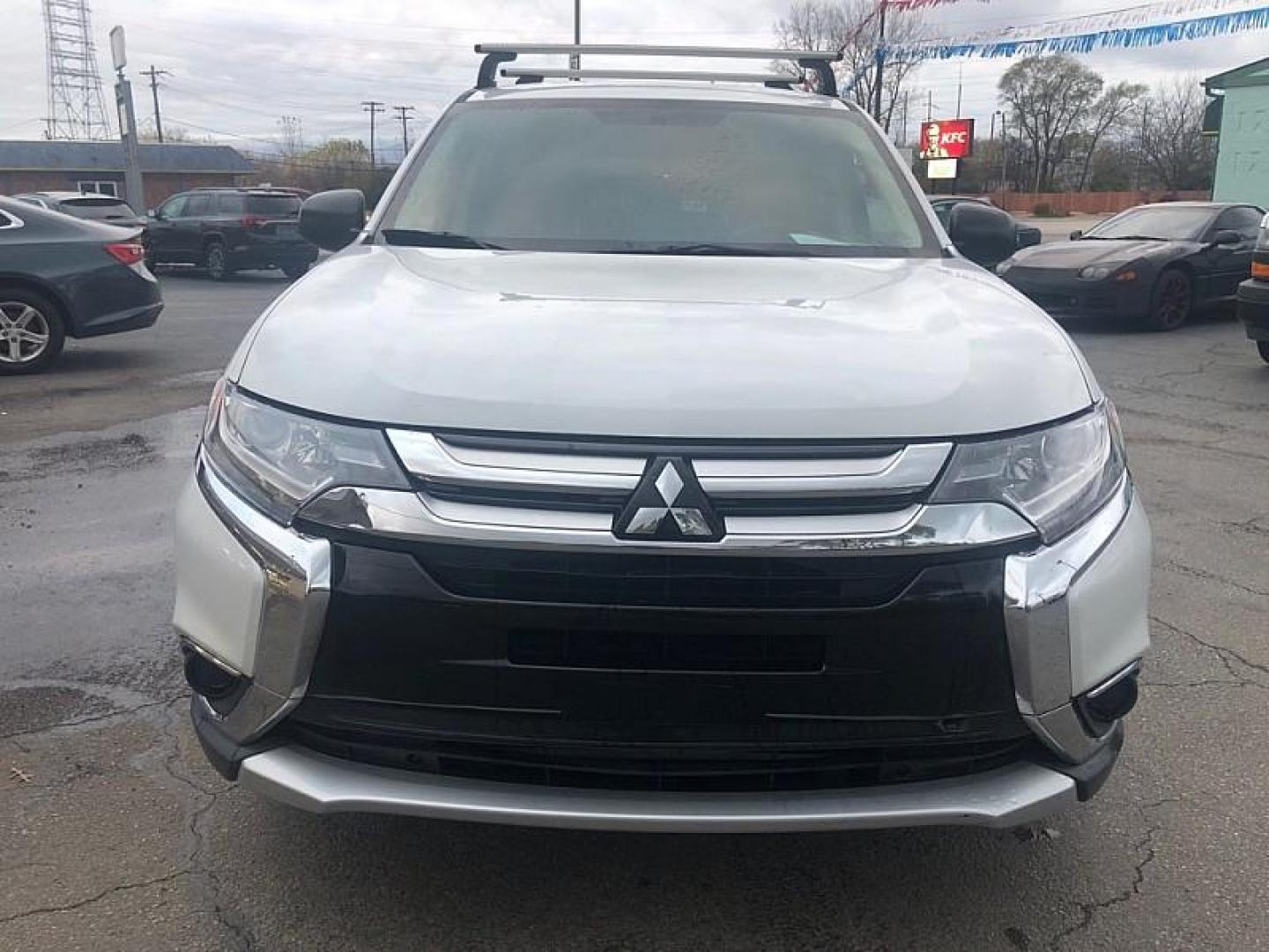 2018 WHITE /BLACK Mitsubishi Outlander SEL AWD (JA4AZ3A35JZ) with an 2.4L L4 DOHC 16V engine, CVT transmission, located at 3304 Woodville Road, Northwood, OH, 43619, (419) 210-8019, 41.612694, -83.480743 - Your #1 Destination for Auto Loans and mdash;No Matter Your Credit!At our dealership, we cater to everyone and mdash;whether you have good, bad, or no credit. With hundreds of vehicles to choose from, you can easily find the perfect car, truck, or SUV that fits your needs.Get Approved Today!Visit ou - Photo#7