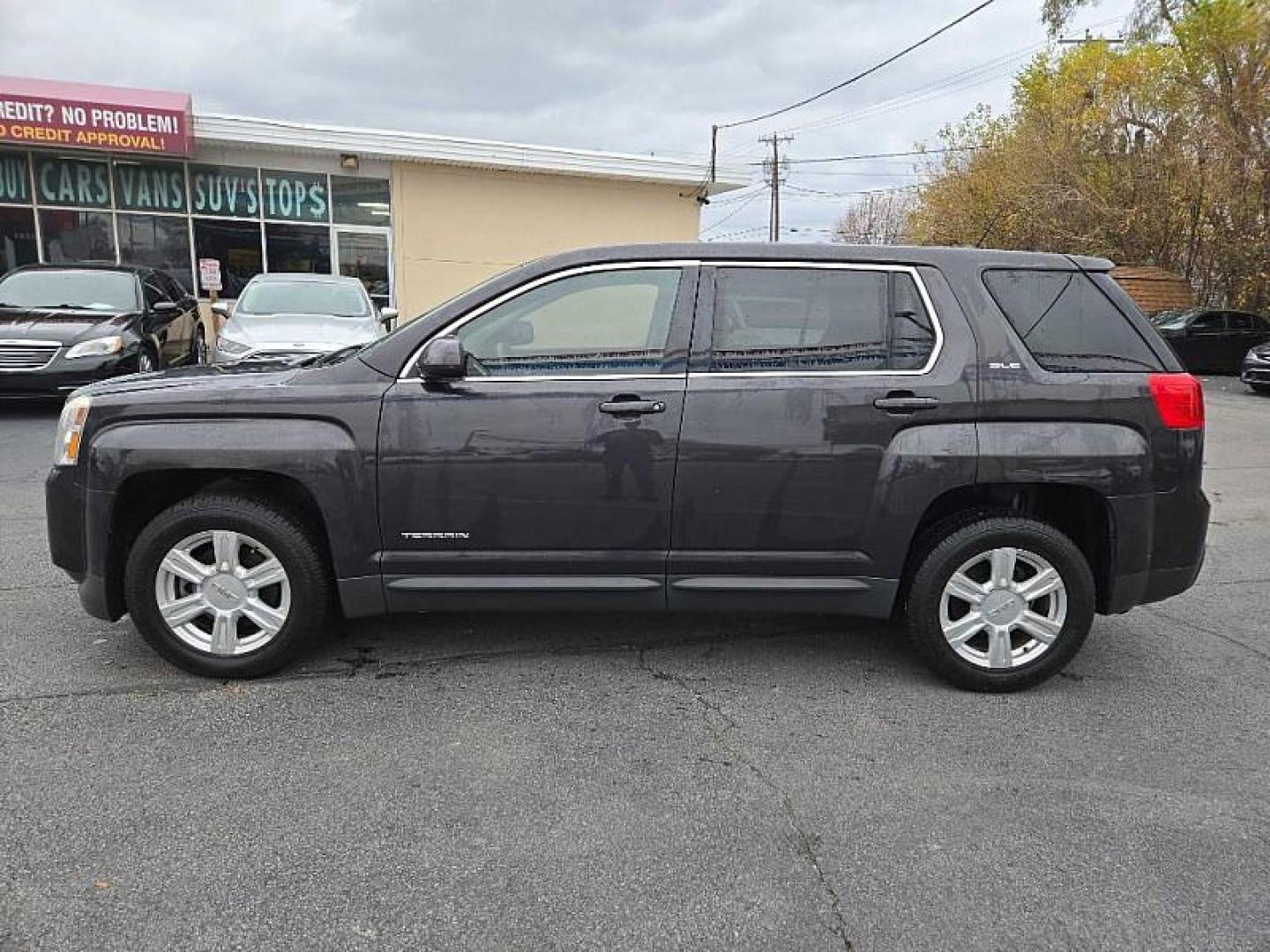 2015 GREY /BLACK GMC Terrain SLE1 FWD (2GKALMEK7F6) with an 2.4L L4 DOHC 16V FFV engine, 6-Speed Automatic transmission, located at 3304 Woodville Road, Northwood, OH, 43619, (419) 210-8019, 41.612694, -83.480743 - Your #1 Destination for Auto Loans and mdash;No Matter Your Credit!At our dealership, we cater to everyone and mdash;whether you have good, bad, or no credit. With hundreds of vehicles to choose from, you can easily find the perfect car, truck, or SUV that fits your needs.Get Approved Today!Visit ou - Photo#1