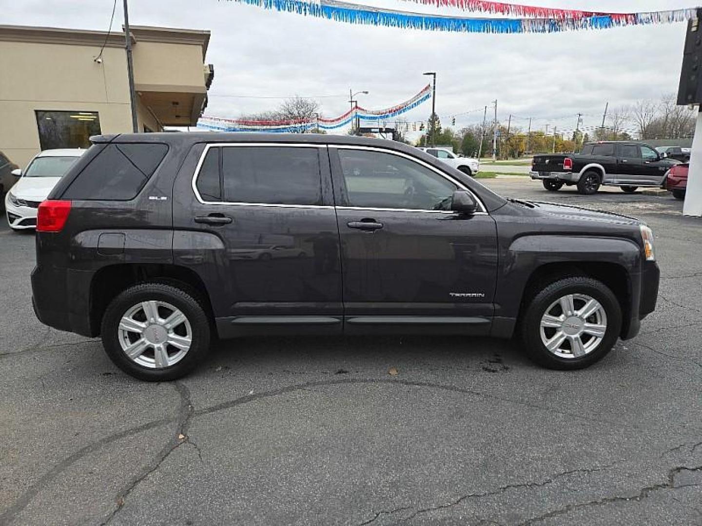 2015 GREY /BLACK GMC Terrain SLE1 FWD (2GKALMEK7F6) with an 2.4L L4 DOHC 16V FFV engine, 6-Speed Automatic transmission, located at 3304 Woodville Road, Northwood, OH, 43619, (419) 210-8019, 41.612694, -83.480743 - Your #1 Destination for Auto Loans and mdash;No Matter Your Credit!At our dealership, we cater to everyone and mdash;whether you have good, bad, or no credit. With hundreds of vehicles to choose from, you can easily find the perfect car, truck, or SUV that fits your needs.Get Approved Today!Visit ou - Photo#5