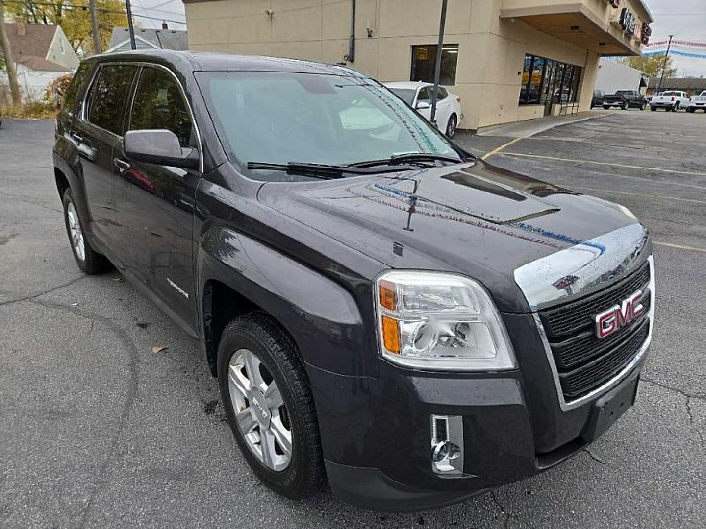 2015 GREY /BLACK GMC Terrain SLE1 FWD (2GKALMEK7F6) with an 2.4L L4 DOHC 16V FFV engine, 6-Speed Automatic transmission, located at 3304 Woodville Road, Northwood, OH, 43619, (419) 210-8019, 41.612694, -83.480743 - Your #1 Destination for Auto Loans and mdash;No Matter Your Credit!At our dealership, we cater to everyone and mdash;whether you have good, bad, or no credit. With hundreds of vehicles to choose from, you can easily find the perfect car, truck, or SUV that fits your needs.Get Approved Today!Visit ou - Photo#6