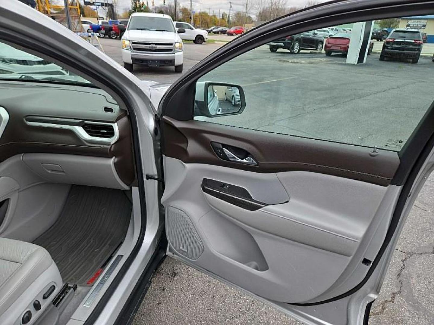 2020 SILVER /GREY GMC Acadia SLT-1 FWD (1GKKNMLS9LZ) with an 3.6L V6 DOHC 24V engine, 6A transmission, located at 3304 Woodville Road, Northwood, OH, 43619, (419) 210-8019, 41.612694, -83.480743 - Your #1 Destination for Auto Loans and mdash;No Matter Your Credit!At our dealership, we cater to everyone and mdash;whether you have good, bad, or no credit. With hundreds of vehicles to choose from, you can easily find the perfect car, truck, or SUV that fits your needs.Get Approved Today!Visit ou - Photo#18