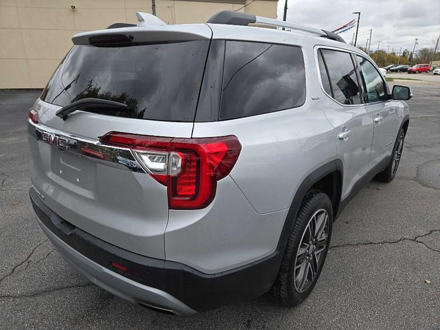 2020 SILVER /GREY GMC Acadia SLT-1 FWD (1GKKNMLS9LZ) with an 3.6L V6 DOHC 24V engine, 6A transmission, located at 3304 Woodville Road, Northwood, OH, 43619, (419) 210-8019, 41.612694, -83.480743 - Your #1 Destination for Auto Loans and mdash;No Matter Your Credit!At our dealership, we cater to everyone and mdash;whether you have good, bad, or no credit. With hundreds of vehicles to choose from, you can easily find the perfect car, truck, or SUV that fits your needs.Get Approved Today!Visit ou - Photo#4