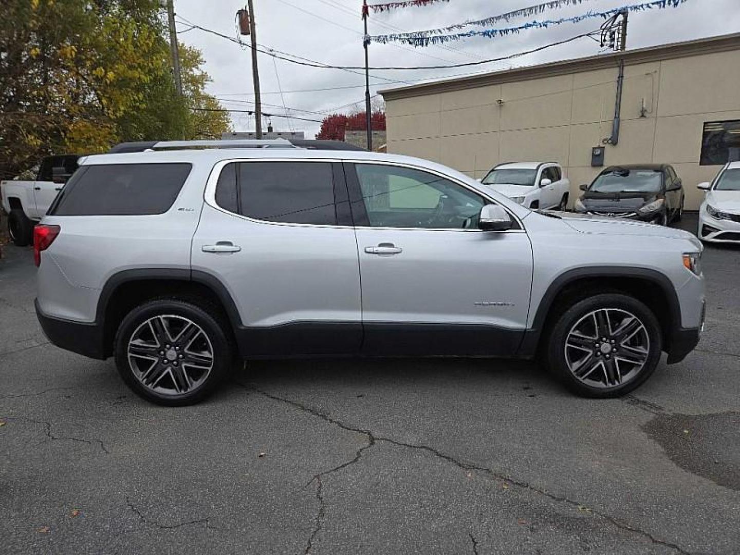 2020 SILVER /GREY GMC Acadia SLT-1 FWD (1GKKNMLS9LZ) with an 3.6L V6 DOHC 24V engine, 6A transmission, located at 3304 Woodville Road, Northwood, OH, 43619, (419) 210-8019, 41.612694, -83.480743 - Your #1 Destination for Auto Loans and mdash;No Matter Your Credit!At our dealership, we cater to everyone and mdash;whether you have good, bad, or no credit. With hundreds of vehicles to choose from, you can easily find the perfect car, truck, or SUV that fits your needs.Get Approved Today!Visit ou - Photo#5