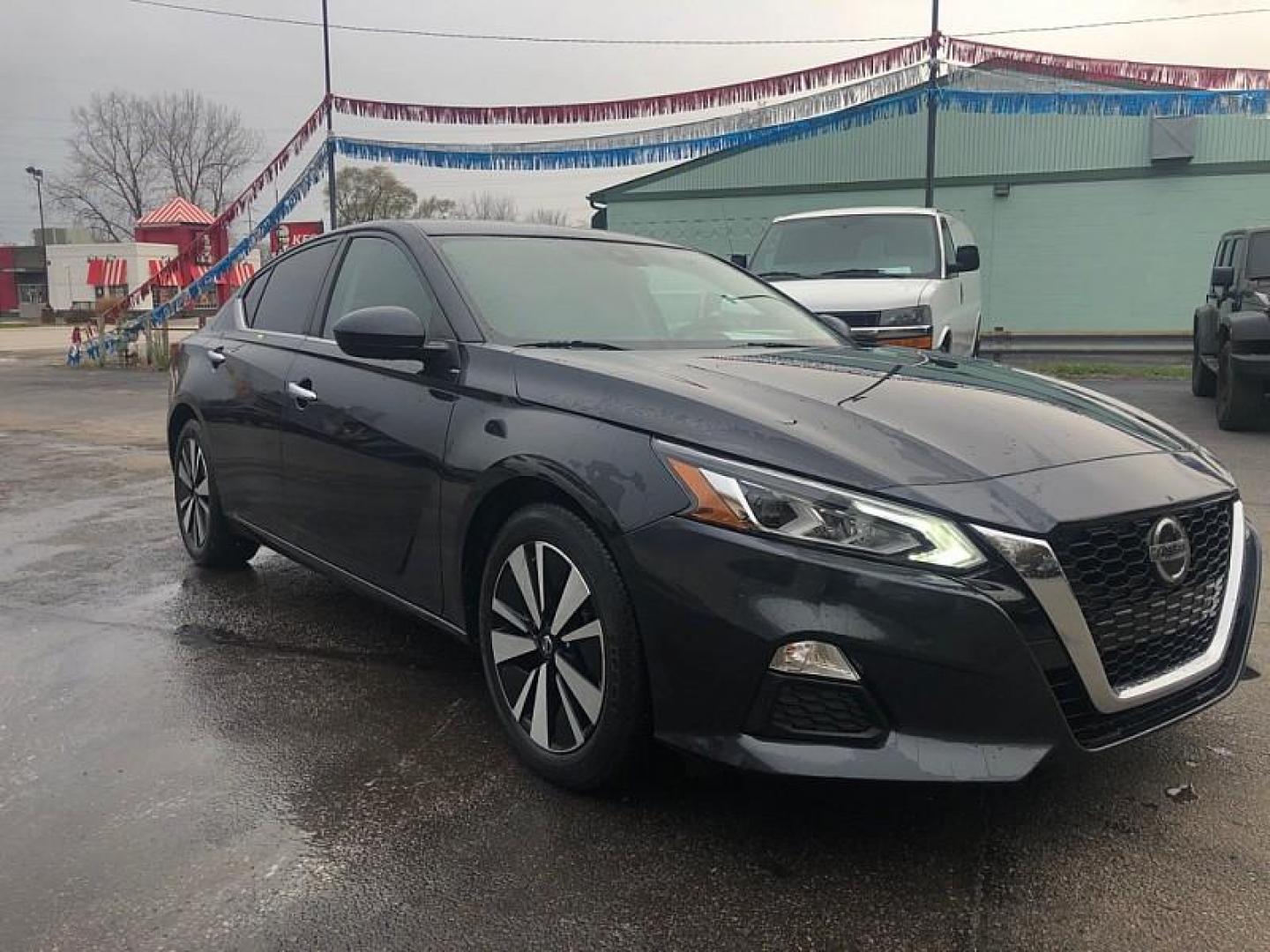 2021 BLUE /BLACK Nissan Altima 2.5 SV (1N4BL4DV3MN) with an 2.5L L4 DOHC 16V engine, CVT transmission, located at 3304 Woodville Road, Northwood, OH, 43619, (419) 210-8019, 41.612694, -83.480743 - Your #1 Destination for Auto Loans and mdash;No Matter Your Credit!At our dealership, we cater to everyone and mdash;whether you have good, bad, or no credit. With hundreds of vehicles to choose from, you can easily find the perfect car, truck, or SUV that fits your needs.Get Approved Today!Visit ou - Photo#6