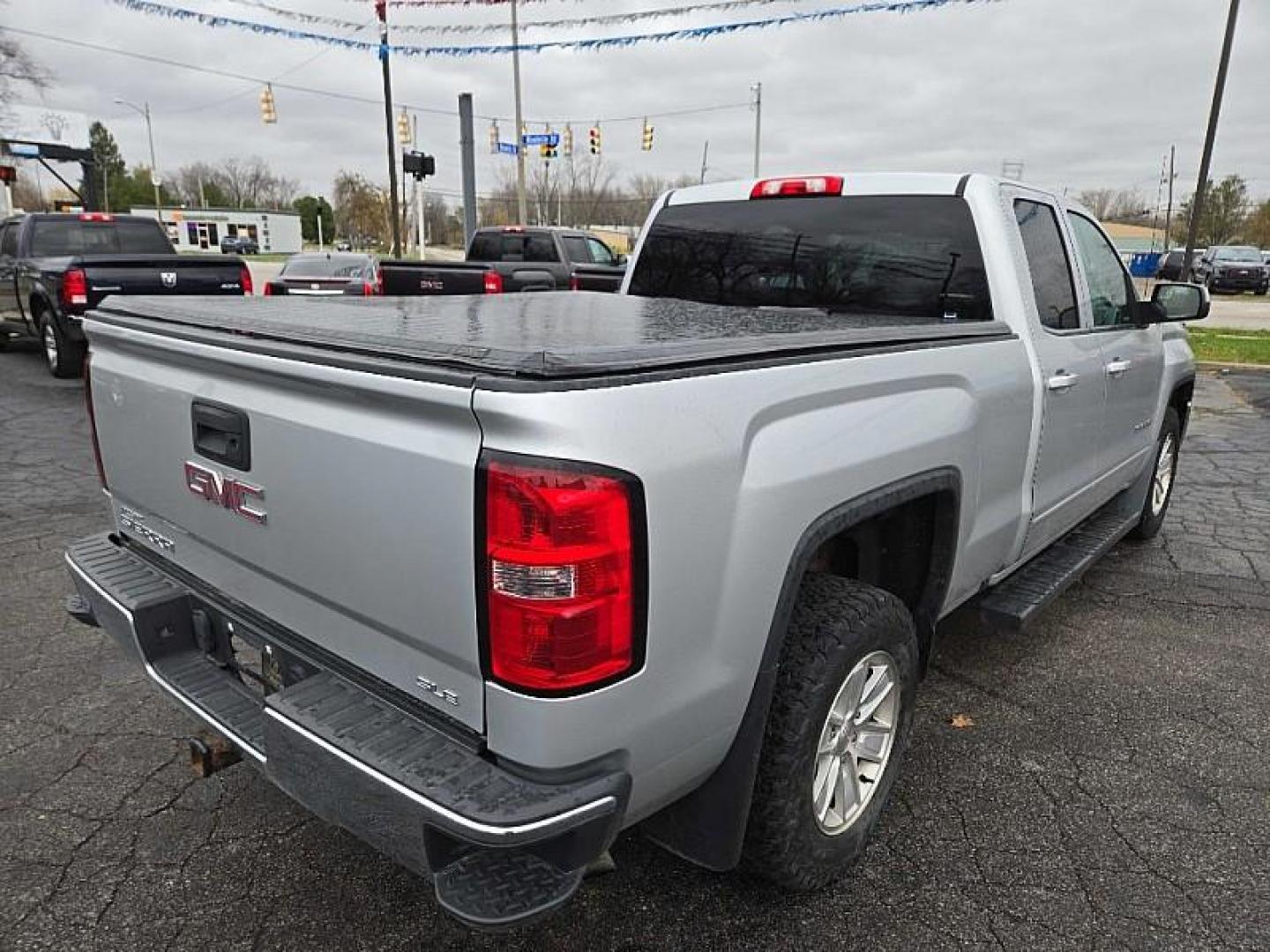 2017 SILVER /BLACK GMC Sierra 1500 SLE Double Cab 4WD (1GTV2MEC8HZ) with an 5.3L V8 OHV 16V engine, 6A transmission, located at 3304 Woodville Road, Northwood, OH, 43619, (419) 210-8019, 41.612694, -83.480743 - Your #1 Destination for Auto Loans and mdash;No Matter Your Credit!At our dealership, we cater to everyone and mdash;whether you have good, bad, or no credit. With hundreds of vehicles to choose from, you can easily find the perfect car, truck, or SUV that fits your needs.Get Approved Today!Visit ou - Photo#0