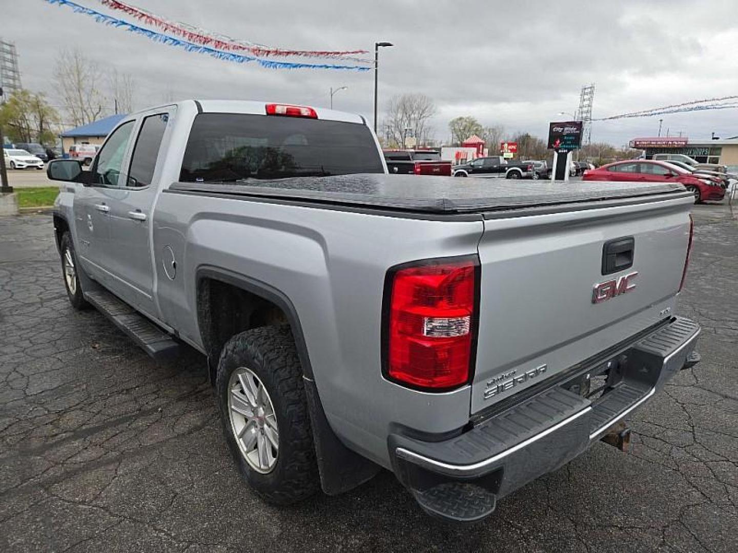 2017 SILVER /BLACK GMC Sierra 1500 SLE Double Cab 4WD (1GTV2MEC8HZ) with an 5.3L V8 OHV 16V engine, 6A transmission, located at 3304 Woodville Road, Northwood, OH, 43619, (419) 210-8019, 41.612694, -83.480743 - Your #1 Destination for Auto Loans and mdash;No Matter Your Credit!At our dealership, we cater to everyone and mdash;whether you have good, bad, or no credit. With hundreds of vehicles to choose from, you can easily find the perfect car, truck, or SUV that fits your needs.Get Approved Today!Visit ou - Photo#4