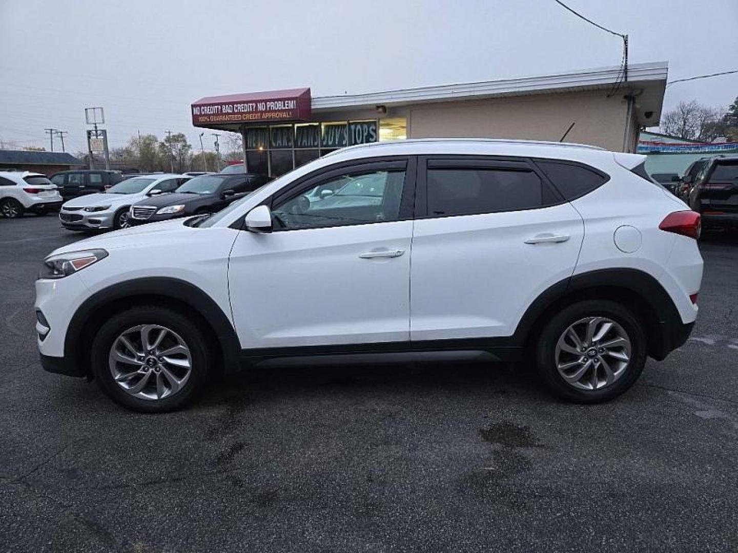 2016 WHITE /TAN Hyundai Tucson SE w/Preferred Package AWD (KM8J3CA4XGU) with an 2.0L L4 DOHC 16V engine, 6A transmission, located at 3304 Woodville Road, Northwood, OH, 43619, (419) 210-8019, 41.612694, -83.480743 - Your #1 Destination for Auto Loans and mdash;No Matter Your Credit!At our dealership, we cater to everyone and mdash;whether you have good, bad, or no credit. With hundreds of vehicles to choose from, you can easily find the perfect car, truck, or SUV that fits your needs.Get Approved Today!Visit ou - Photo#2