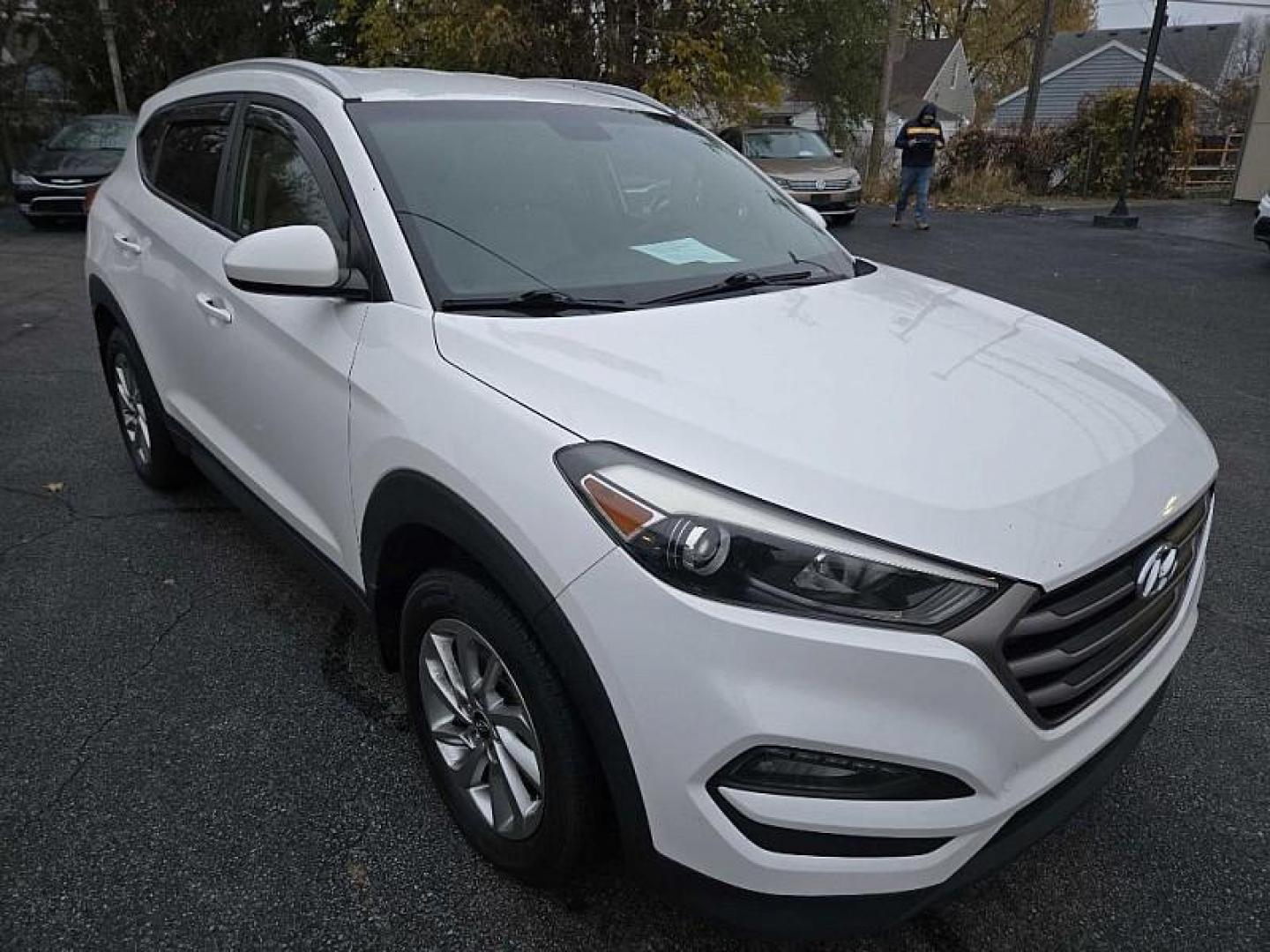 2016 WHITE /TAN Hyundai Tucson SE w/Preferred Package AWD (KM8J3CA4XGU) with an 2.0L L4 DOHC 16V engine, 6A transmission, located at 3304 Woodville Road, Northwood, OH, 43619, (419) 210-8019, 41.612694, -83.480743 - Your #1 Destination for Auto Loans and mdash;No Matter Your Credit!At our dealership, we cater to everyone and mdash;whether you have good, bad, or no credit. With hundreds of vehicles to choose from, you can easily find the perfect car, truck, or SUV that fits your needs.Get Approved Today!Visit ou - Photo#5