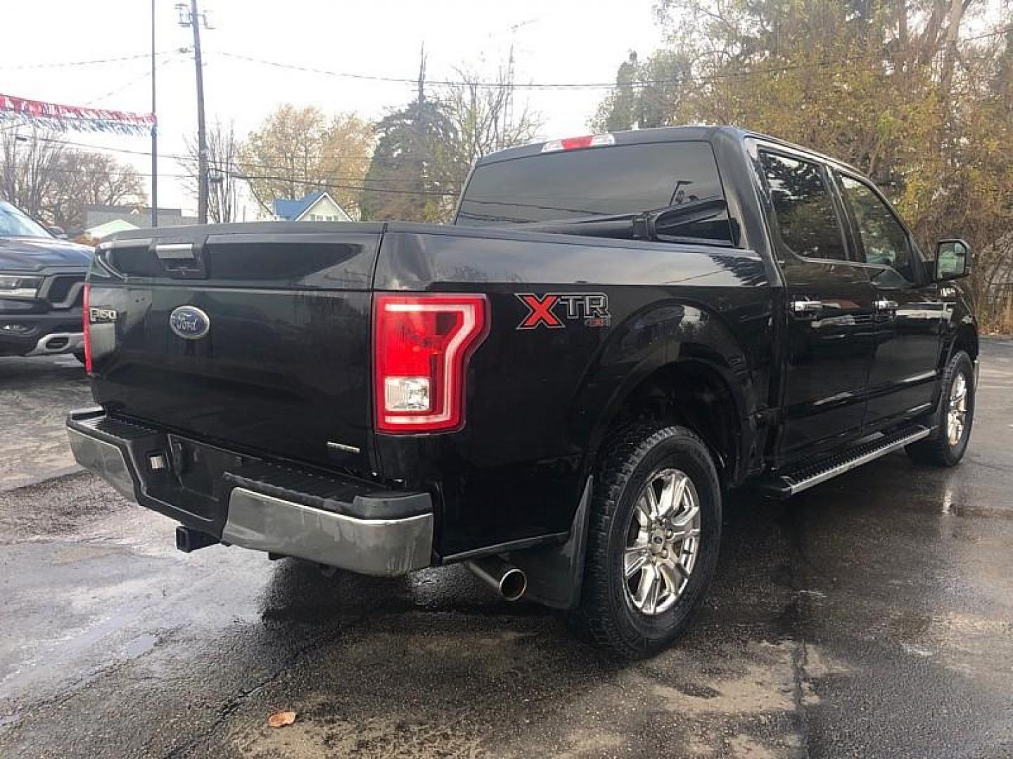 2016 BLACK /GREY Ford F-150 XLT SuperCrew 6.5-ft. Bed 4WD (1FTEW1EF7GF) with an 5.0L V8 engine, 6A transmission, located at 3304 Woodville Road, Northwood, OH, 43619, (419) 210-8019, 41.612694, -83.480743 - Your #1 Destination for Auto Loans and mdash;No Matter Your Credit!At our dealership, we believe everyone deserves the opportunity to drive their dream car and mdash;whether you have good credit, bad credit, or no credit at all. With a wide selection of hundreds of cars, trucks, and SUVs, you'll fin - Photo#4