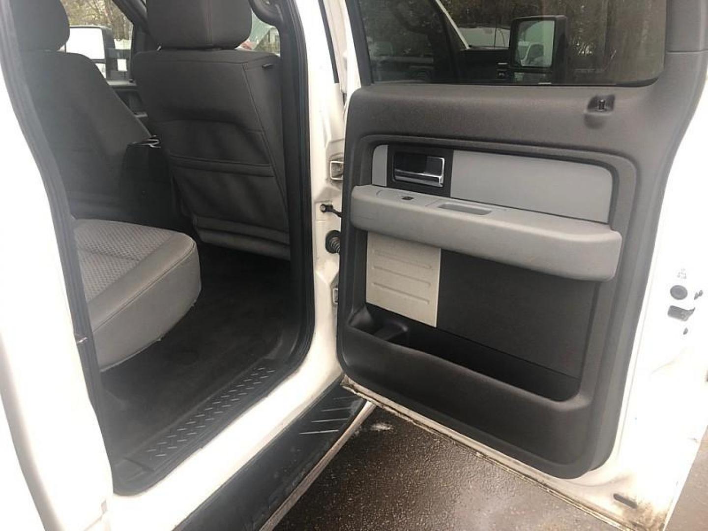 2013 WHITE /GREY Ford F-150 XLT SuperCrew 6.5-ft. Bed 4WD (1FTFW1ET2DK) with an 3.5L V6 TURBO engine, 6-Speed Automatic transmission, located at 3304 Woodville Road, Northwood, OH, 43619, (419) 210-8019, 41.612694, -83.480743 - Your #1 Destination for Auto Loans and mdash;No Matter Your Credit!At our dealership, we believe everyone deserves the opportunity to drive their dream car and mdash;whether you have good credit, bad credit, or no credit at all. With a wide selection of hundreds of cars, trucks, and SUVs, you'll fin - Photo#13