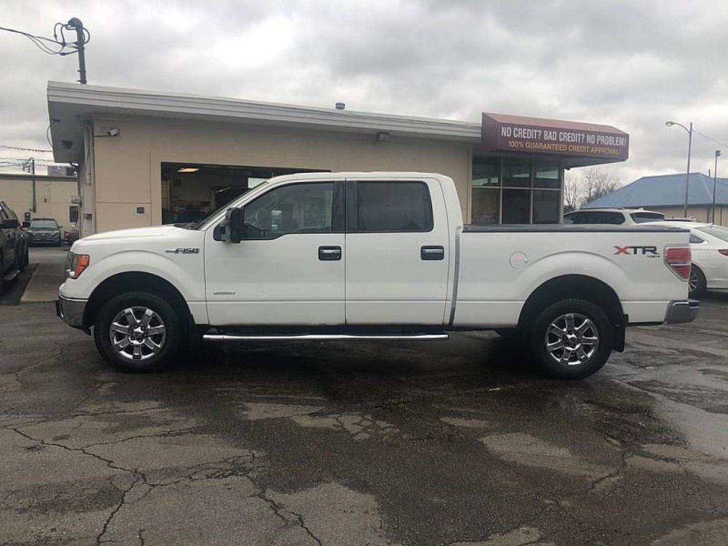 2013 WHITE /GREY Ford F-150 XLT SuperCrew 6.5-ft. Bed 4WD (1FTFW1ET2DK) with an 3.5L V6 TURBO engine, 6-Speed Automatic transmission, located at 3304 Woodville Road, Northwood, OH, 43619, (419) 210-8019, 41.612694, -83.480743 - Your #1 Destination for Auto Loans and mdash;No Matter Your Credit!At our dealership, we believe everyone deserves the opportunity to drive their dream car and mdash;whether you have good credit, bad credit, or no credit at all. With a wide selection of hundreds of cars, trucks, and SUVs, you'll fin - Photo#2