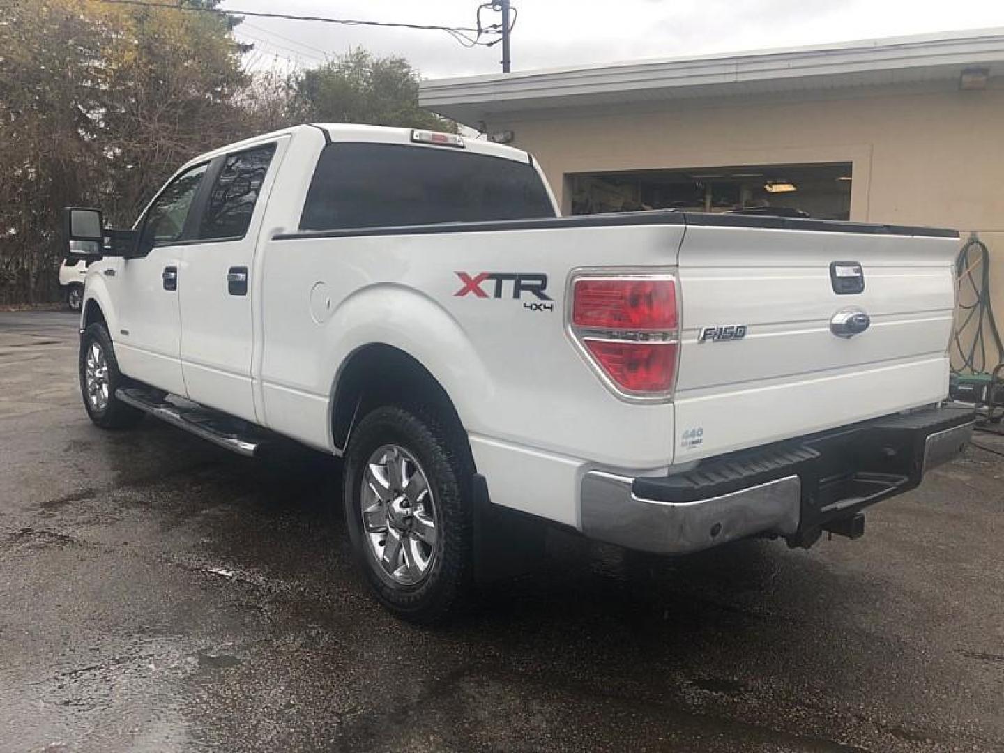 2013 WHITE /GREY Ford F-150 XLT SuperCrew 6.5-ft. Bed 4WD (1FTFW1ET2DK) with an 3.5L V6 TURBO engine, 6-Speed Automatic transmission, located at 3304 Woodville Road, Northwood, OH, 43619, (419) 210-8019, 41.612694, -83.480743 - Your #1 Destination for Auto Loans and mdash;No Matter Your Credit!At our dealership, we believe everyone deserves the opportunity to drive their dream car and mdash;whether you have good credit, bad credit, or no credit at all. With a wide selection of hundreds of cars, trucks, and SUVs, you'll fin - Photo#3