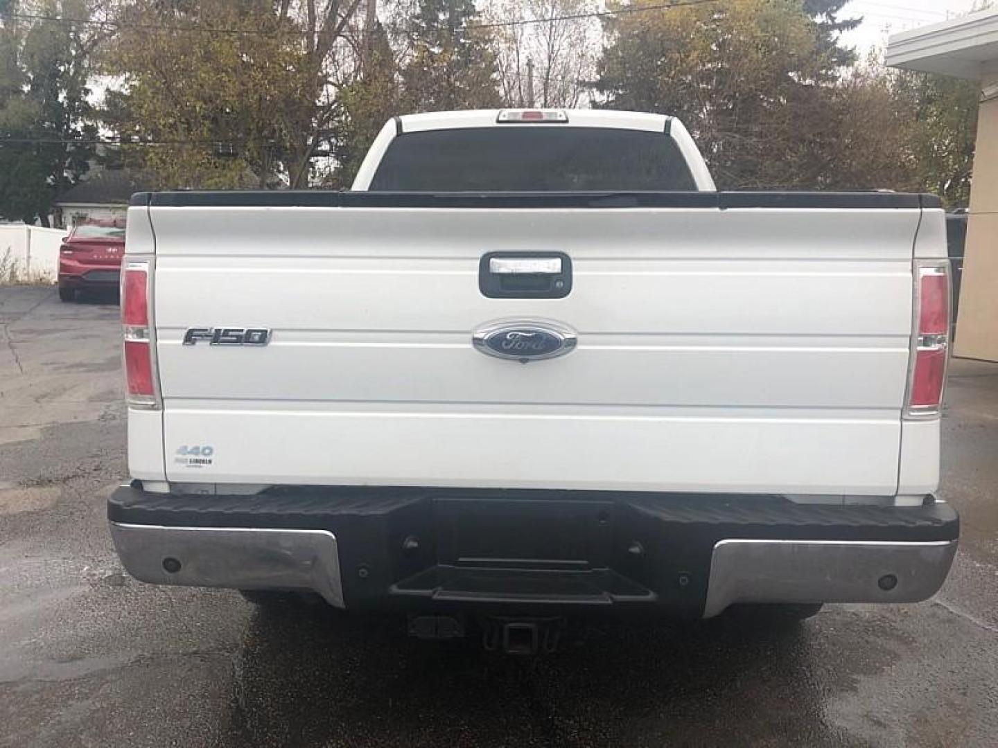 2013 WHITE /GREY Ford F-150 XLT SuperCrew 6.5-ft. Bed 4WD (1FTFW1ET2DK) with an 3.5L V6 TURBO engine, 6-Speed Automatic transmission, located at 3304 Woodville Road, Northwood, OH, 43619, (419) 210-8019, 41.612694, -83.480743 - Your #1 Destination for Auto Loans and mdash;No Matter Your Credit!At our dealership, we believe everyone deserves the opportunity to drive their dream car and mdash;whether you have good credit, bad credit, or no credit at all. With a wide selection of hundreds of cars, trucks, and SUVs, you'll fin - Photo#4