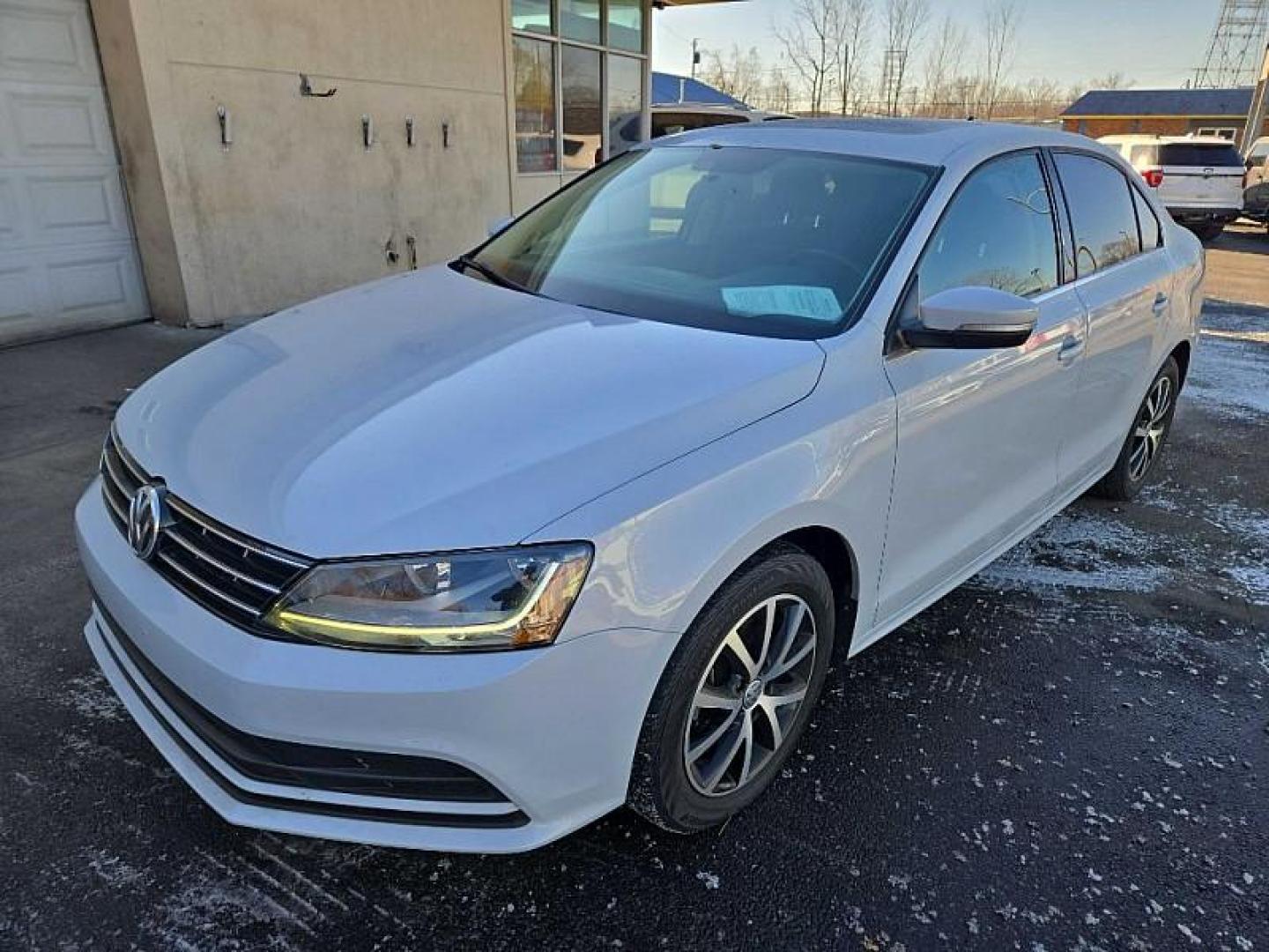 2018 WHITE /BLACK Volkswagen Jetta 1.4T SE 6A (3VWDB7AJ0JM) with an 1.4L L4 DOHC 20V engine, 6A transmission, located at 3304 Woodville Road, Northwood, OH, 43619, (419) 210-8019, 41.612694, -83.480743 - Your #1 Destination for Auto Loans and mdash;No Matter Your Credit!At our dealership, we believe everyone deserves the opportunity to drive their dream car and mdash;whether you have good credit, bad credit, or no credit at all. With a wide selection of hundreds of cars, trucks, and SUVs, you'll fin - Photo#0