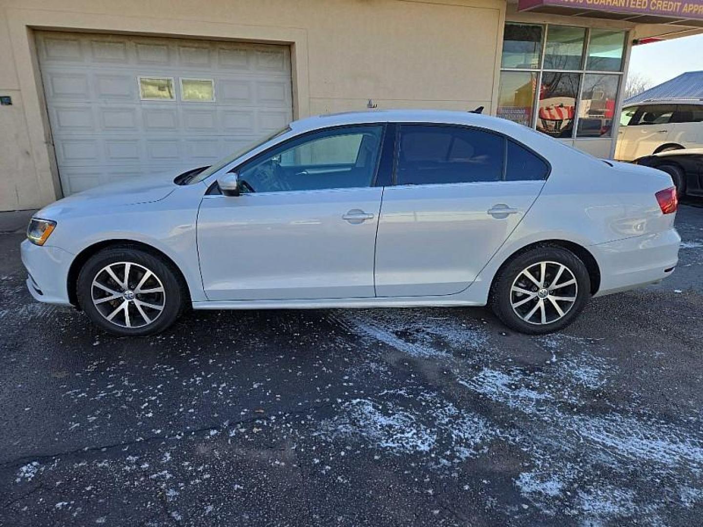 2018 WHITE /BLACK Volkswagen Jetta 1.4T SE 6A (3VWDB7AJ0JM) with an 1.4L L4 DOHC 20V engine, 6A transmission, located at 3304 Woodville Road, Northwood, OH, 43619, (419) 210-8019, 41.612694, -83.480743 - Your #1 Destination for Auto Loans and mdash;No Matter Your Credit!At our dealership, we believe everyone deserves the opportunity to drive their dream car and mdash;whether you have good credit, bad credit, or no credit at all. With a wide selection of hundreds of cars, trucks, and SUVs, you'll fin - Photo#1