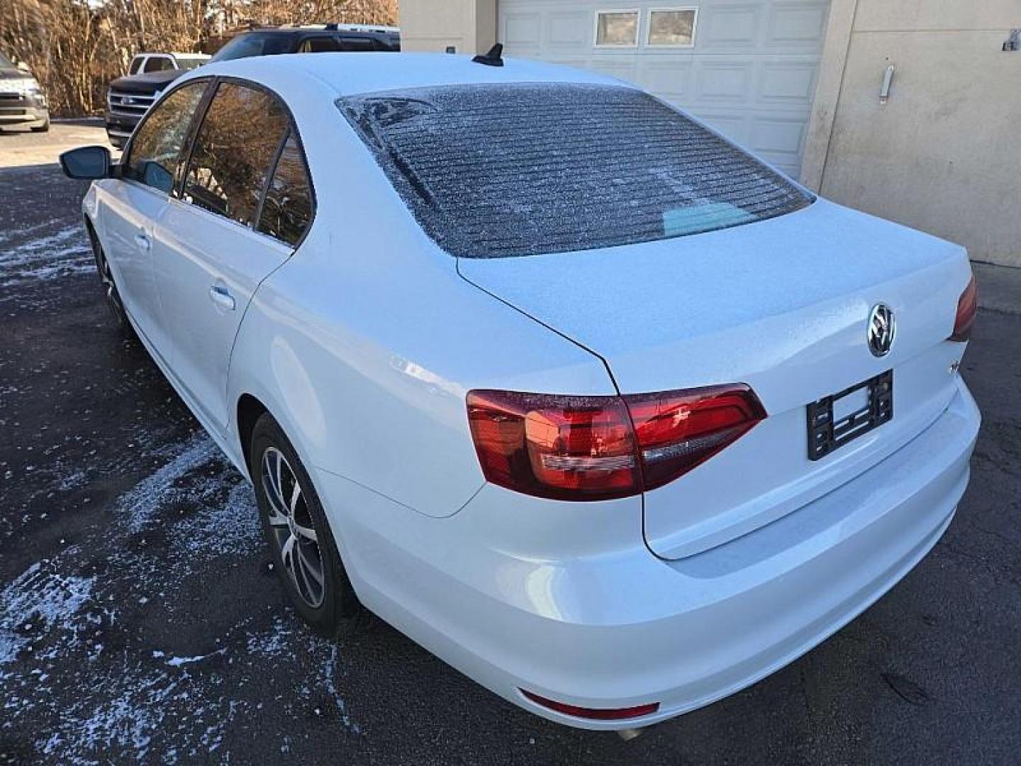 2018 WHITE /BLACK Volkswagen Jetta 1.4T SE 6A (3VWDB7AJ0JM) with an 1.4L L4 DOHC 20V engine, 6A transmission, located at 3304 Woodville Road, Northwood, OH, 43619, (419) 210-8019, 41.612694, -83.480743 - Your #1 Destination for Auto Loans and mdash;No Matter Your Credit!At our dealership, we believe everyone deserves the opportunity to drive their dream car and mdash;whether you have good credit, bad credit, or no credit at all. With a wide selection of hundreds of cars, trucks, and SUVs, you'll fin - Photo#3