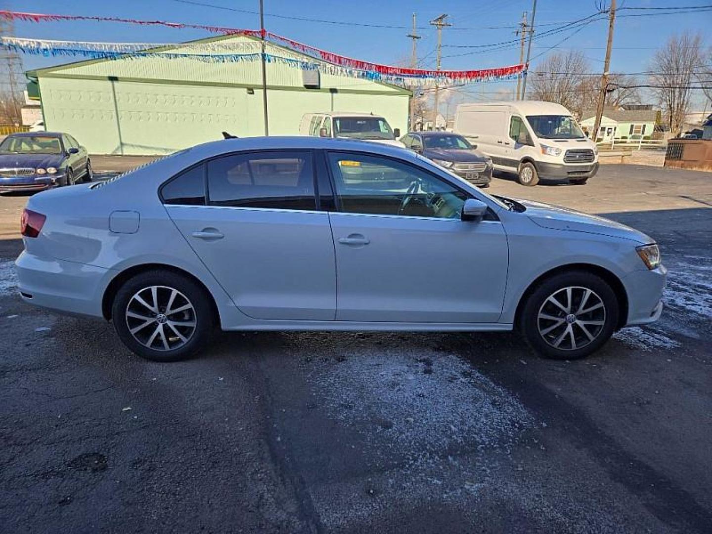 2018 WHITE /BLACK Volkswagen Jetta 1.4T SE 6A (3VWDB7AJ0JM) with an 1.4L L4 DOHC 20V engine, 6A transmission, located at 3304 Woodville Road, Northwood, OH, 43619, (419) 210-8019, 41.612694, -83.480743 - Your #1 Destination for Auto Loans and mdash;No Matter Your Credit!At our dealership, we believe everyone deserves the opportunity to drive their dream car and mdash;whether you have good credit, bad credit, or no credit at all. With a wide selection of hundreds of cars, trucks, and SUVs, you'll fin - Photo#5