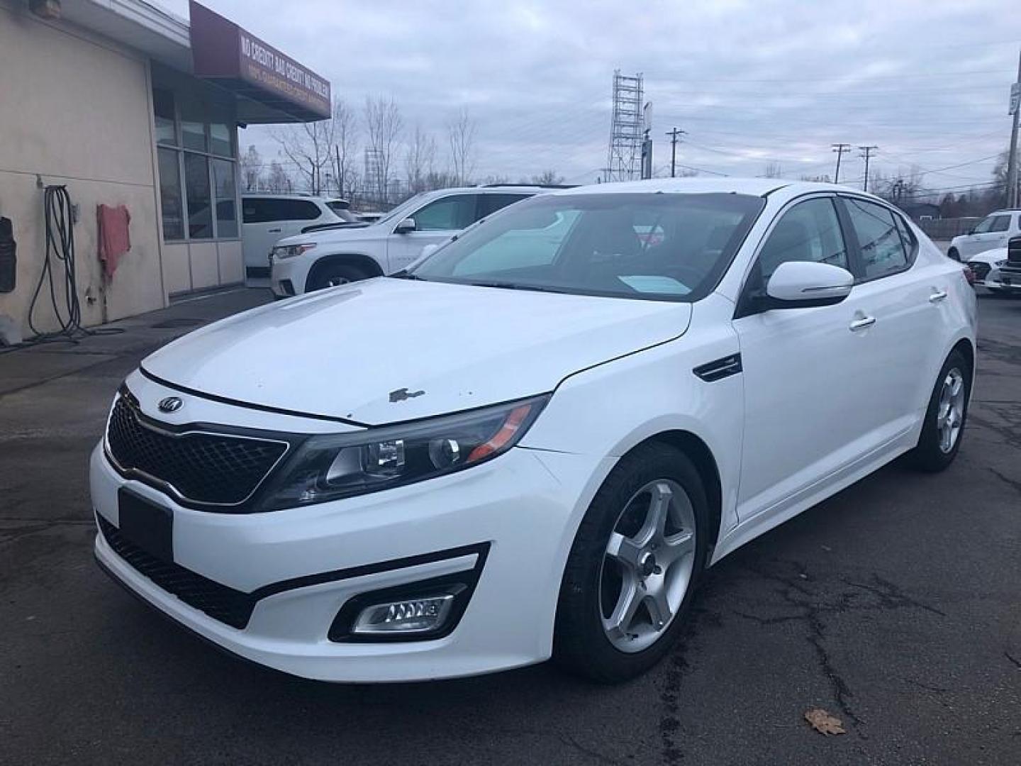 2015 WHITE /TAN Kia Optima EX (5XXGN4A72FG) with an 2.4L L4 DOHC 16V engine, 6-Speed Automatic transmission, located at 3304 Woodville Road, Northwood, OH, 43619, (419) 210-8019, 41.612694, -83.480743 - Your #1 Destination for Auto Loans and mdash;No Matter Your Credit!At our dealership, we believe everyone deserves the opportunity to drive their dream car and mdash;whether you have good credit, bad credit, or no credit at all. With a wide selection of hundreds of cars, trucks, and SUVs, you'll fin - Photo#0