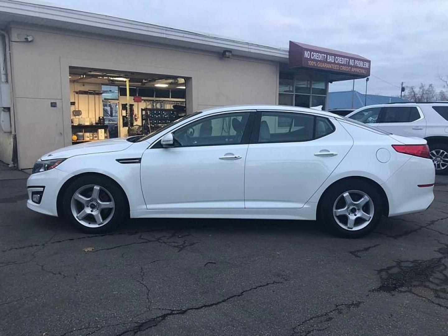 2015 WHITE /TAN Kia Optima EX (5XXGN4A72FG) with an 2.4L L4 DOHC 16V engine, 6-Speed Automatic transmission, located at 3304 Woodville Road, Northwood, OH, 43619, (419) 210-8019, 41.612694, -83.480743 - Your #1 Destination for Auto Loans and mdash;No Matter Your Credit!At our dealership, we believe everyone deserves the opportunity to drive their dream car and mdash;whether you have good credit, bad credit, or no credit at all. With a wide selection of hundreds of cars, trucks, and SUVs, you'll fin - Photo#1