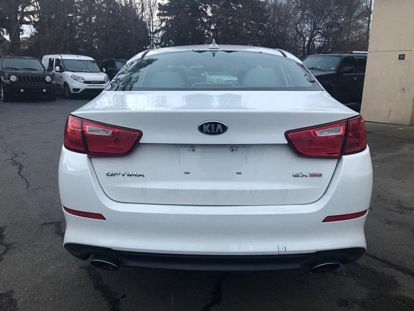 2015 WHITE /TAN Kia Optima EX (5XXGN4A72FG) with an 2.4L L4 DOHC 16V engine, 6-Speed Automatic transmission, located at 3304 Woodville Road, Northwood, OH, 43619, (419) 210-8019, 41.612694, -83.480743 - Your #1 Destination for Auto Loans and mdash;No Matter Your Credit!At our dealership, we believe everyone deserves the opportunity to drive their dream car and mdash;whether you have good credit, bad credit, or no credit at all. With a wide selection of hundreds of cars, trucks, and SUVs, you'll fin - Photo#3