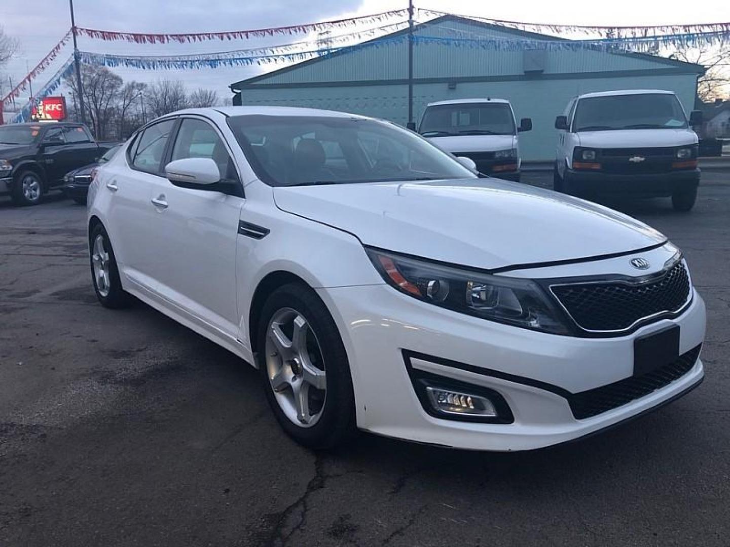 2015 WHITE /TAN Kia Optima EX (5XXGN4A72FG) with an 2.4L L4 DOHC 16V engine, 6-Speed Automatic transmission, located at 3304 Woodville Road, Northwood, OH, 43619, (419) 210-8019, 41.612694, -83.480743 - Your #1 Destination for Auto Loans and mdash;No Matter Your Credit!At our dealership, we believe everyone deserves the opportunity to drive their dream car and mdash;whether you have good credit, bad credit, or no credit at all. With a wide selection of hundreds of cars, trucks, and SUVs, you'll fin - Photo#6