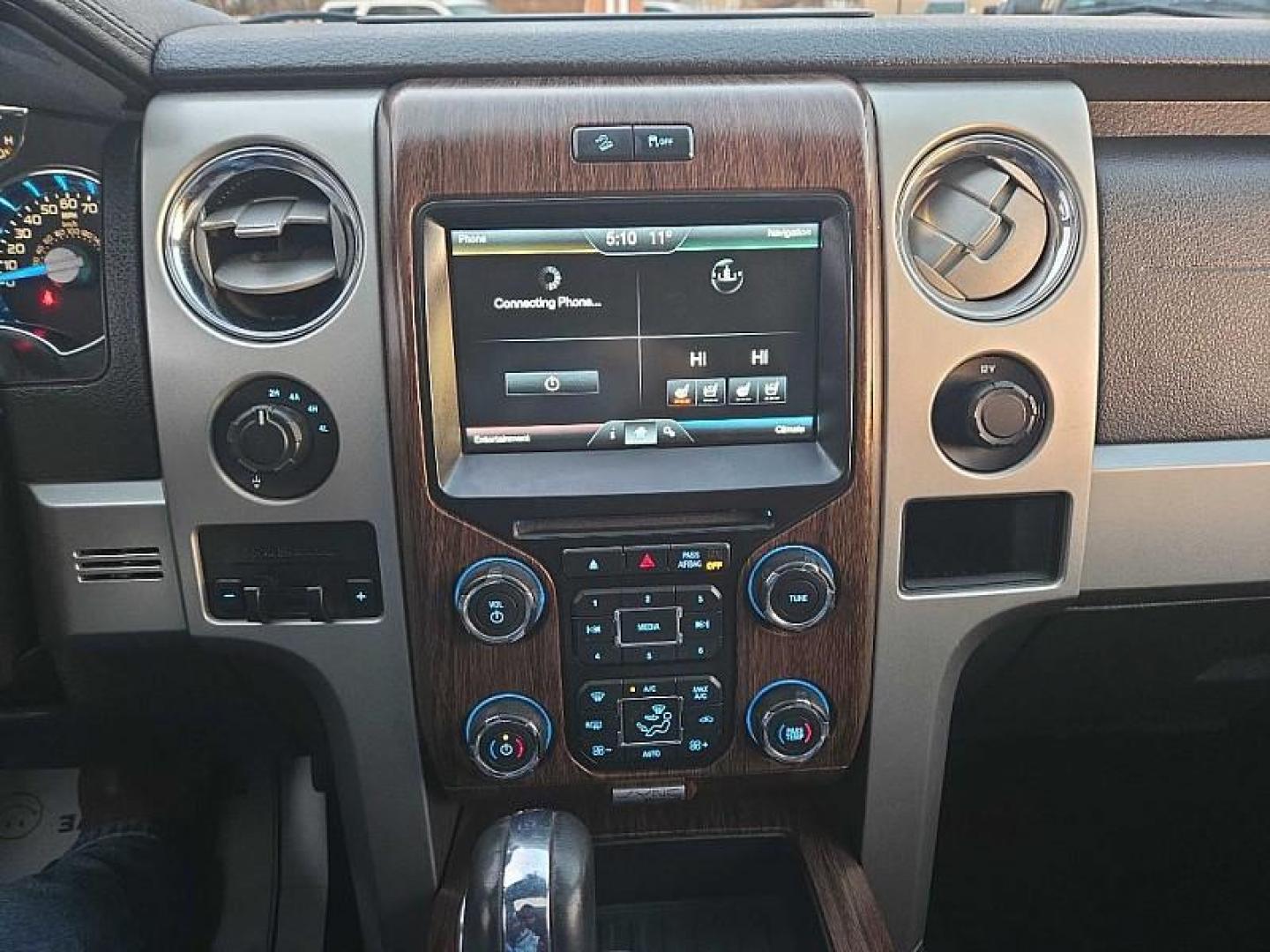 2014 WHITE /BLACK Ford F-150 FX4 SuperCrew 5.5-ft. Bed 4WD (1FTFW1ET1EF) with an 3.5L V6 TURBO engine, 6-Speed Automatic transmission, located at 3304 Woodville Road, Northwood, OH, 43619, (419) 210-8019, 41.612694, -83.480743 - Your #1 Destination for Auto Loans and mdash;No Matter Your Credit!At our dealership, we believe everyone deserves the opportunity to drive their dream car and mdash;whether you have good credit, bad credit, or no credit at all. With a wide selection of hundreds of cars, trucks, and SUVs, you'll fin - Photo#22