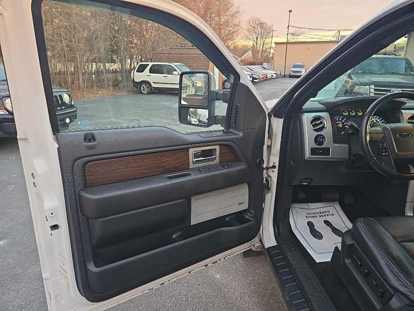 2014 WHITE /BLACK Ford F-150 FX4 SuperCrew 5.5-ft. Bed 4WD (1FTFW1ET1EF) with an 3.5L V6 TURBO engine, 6-Speed Automatic transmission, located at 3304 Woodville Road, Northwood, OH, 43619, (419) 210-8019, 41.612694, -83.480743 - Your #1 Destination for Auto Loans and mdash;No Matter Your Credit!At our dealership, we believe everyone deserves the opportunity to drive their dream car and mdash;whether you have good credit, bad credit, or no credit at all. With a wide selection of hundreds of cars, trucks, and SUVs, you'll fin - Photo#8