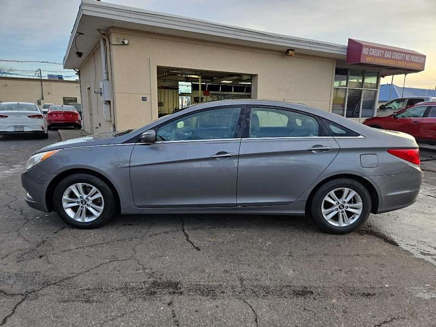 2013 GRAY /GRAY Hyundai Sonata GLS (5NPEB4AC7DH) with an 2.4L L4 DOHC 16V engine, 6-Speed Automatic transmission, located at 3304 Woodville Road, Northwood, OH, 43619, (419) 210-8019, 41.612694, -83.480743 - Your #1 Destination for Auto Loans and mdash;No Matter Your Credit!At our dealership, we believe everyone deserves the opportunity to drive their dream car and mdash;whether you have good credit, bad credit, or no credit at all. With a wide selection of hundreds of cars, trucks, and SUVs, you'll fin - Photo#1