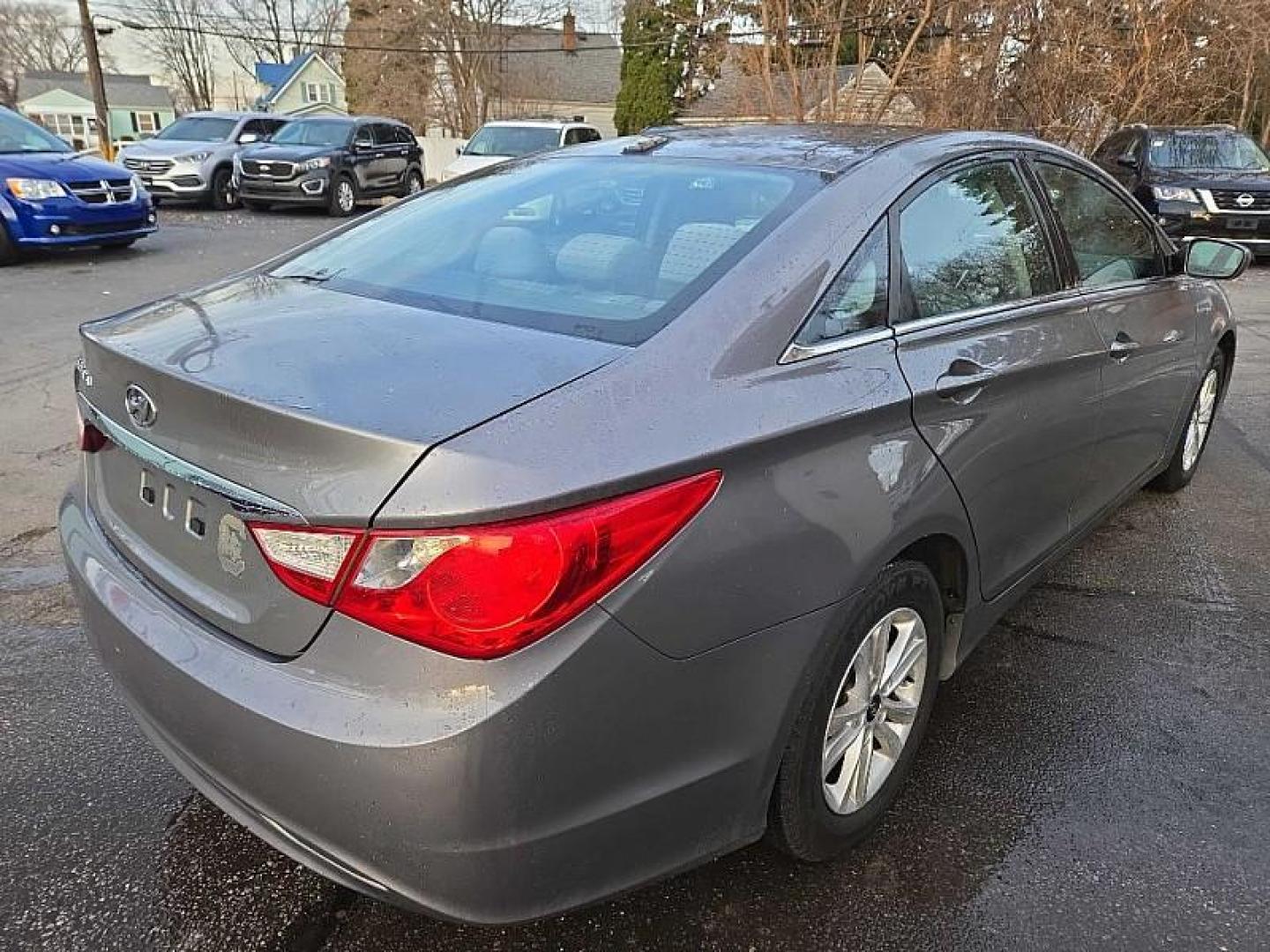 2013 GRAY /GRAY Hyundai Sonata GLS (5NPEB4AC7DH) with an 2.4L L4 DOHC 16V engine, 6-Speed Automatic transmission, located at 3304 Woodville Road, Northwood, OH, 43619, (419) 210-8019, 41.612694, -83.480743 - Your #1 Destination for Auto Loans and mdash;No Matter Your Credit!At our dealership, we believe everyone deserves the opportunity to drive their dream car and mdash;whether you have good credit, bad credit, or no credit at all. With a wide selection of hundreds of cars, trucks, and SUVs, you'll fin - Photo#4