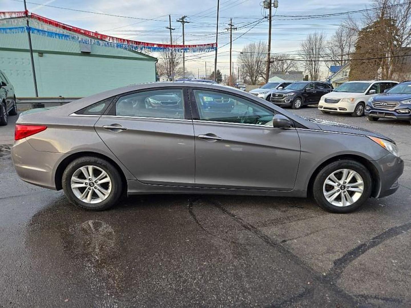 2013 GRAY /GRAY Hyundai Sonata GLS (5NPEB4AC7DH) with an 2.4L L4 DOHC 16V engine, 6-Speed Automatic transmission, located at 3304 Woodville Road, Northwood, OH, 43619, (419) 210-8019, 41.612694, -83.480743 - Your #1 Destination for Auto Loans and mdash;No Matter Your Credit!At our dealership, we believe everyone deserves the opportunity to drive their dream car and mdash;whether you have good credit, bad credit, or no credit at all. With a wide selection of hundreds of cars, trucks, and SUVs, you'll fin - Photo#5