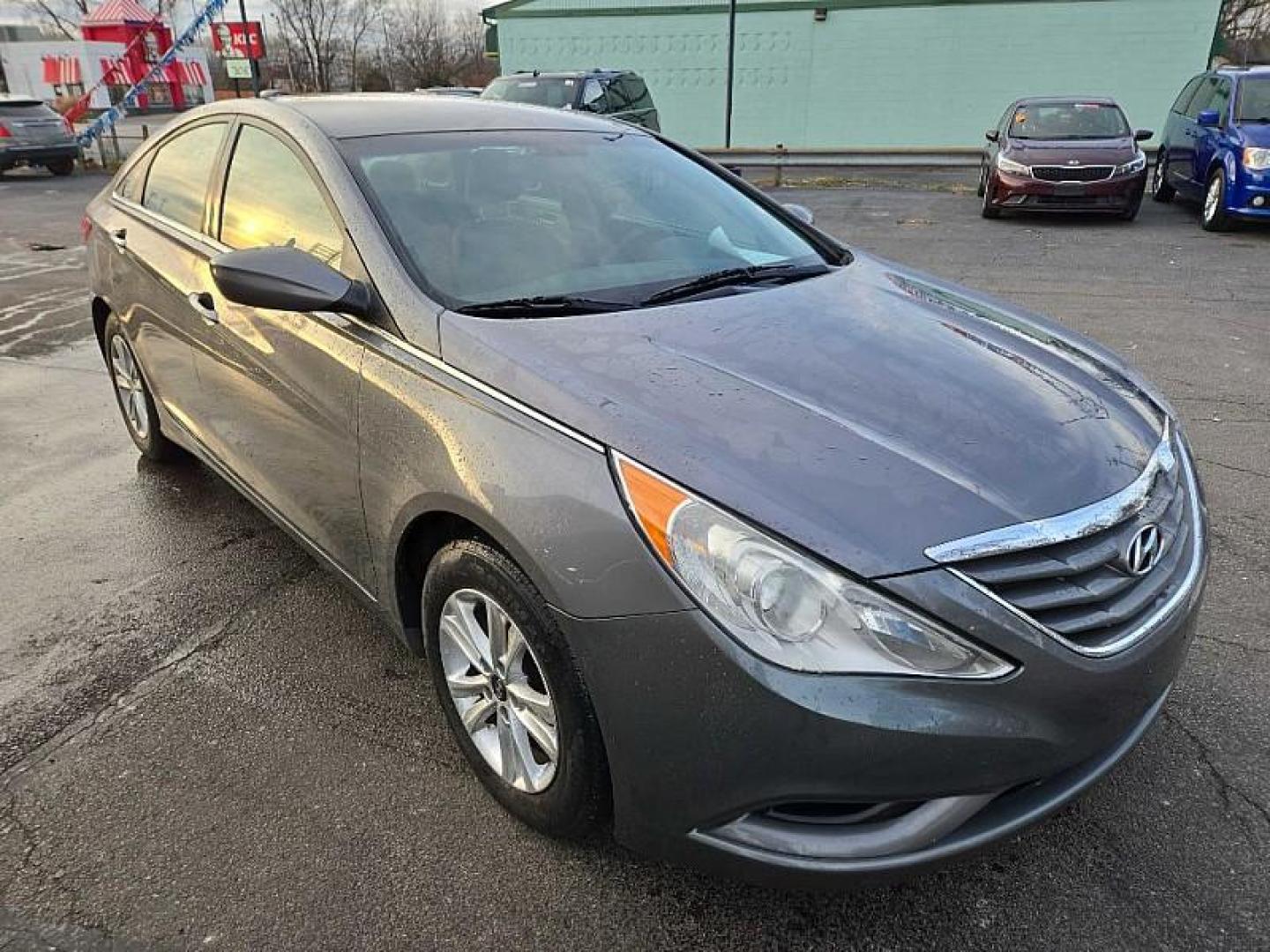 2013 GRAY /GRAY Hyundai Sonata GLS (5NPEB4AC7DH) with an 2.4L L4 DOHC 16V engine, 6-Speed Automatic transmission, located at 3304 Woodville Road, Northwood, OH, 43619, (419) 210-8019, 41.612694, -83.480743 - Your #1 Destination for Auto Loans and mdash;No Matter Your Credit!At our dealership, we believe everyone deserves the opportunity to drive their dream car and mdash;whether you have good credit, bad credit, or no credit at all. With a wide selection of hundreds of cars, trucks, and SUVs, you'll fin - Photo#6