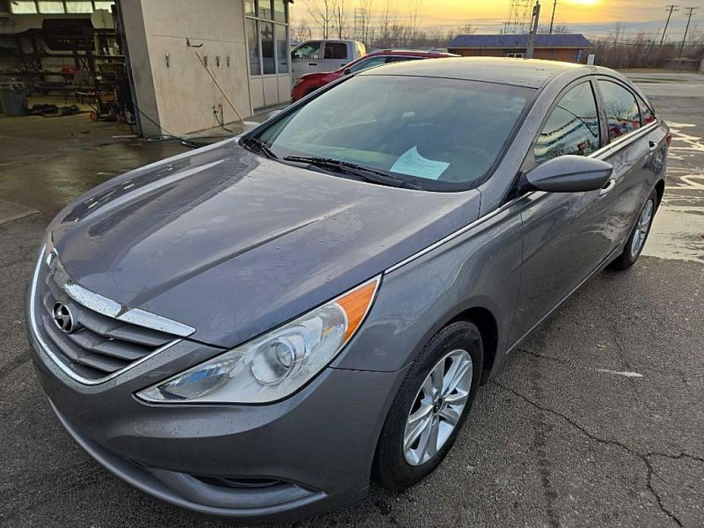 2013 GRAY /GRAY Hyundai Sonata GLS (5NPEB4AC7DH) with an 2.4L L4 DOHC 16V engine, 6-Speed Automatic transmission, located at 3304 Woodville Road, Northwood, OH, 43619, (419) 210-8019, 41.612694, -83.480743 - Your #1 Destination for Auto Loans and mdash;No Matter Your Credit!At our dealership, we believe everyone deserves the opportunity to drive their dream car and mdash;whether you have good credit, bad credit, or no credit at all. With a wide selection of hundreds of cars, trucks, and SUVs, you'll fin - Photo#0