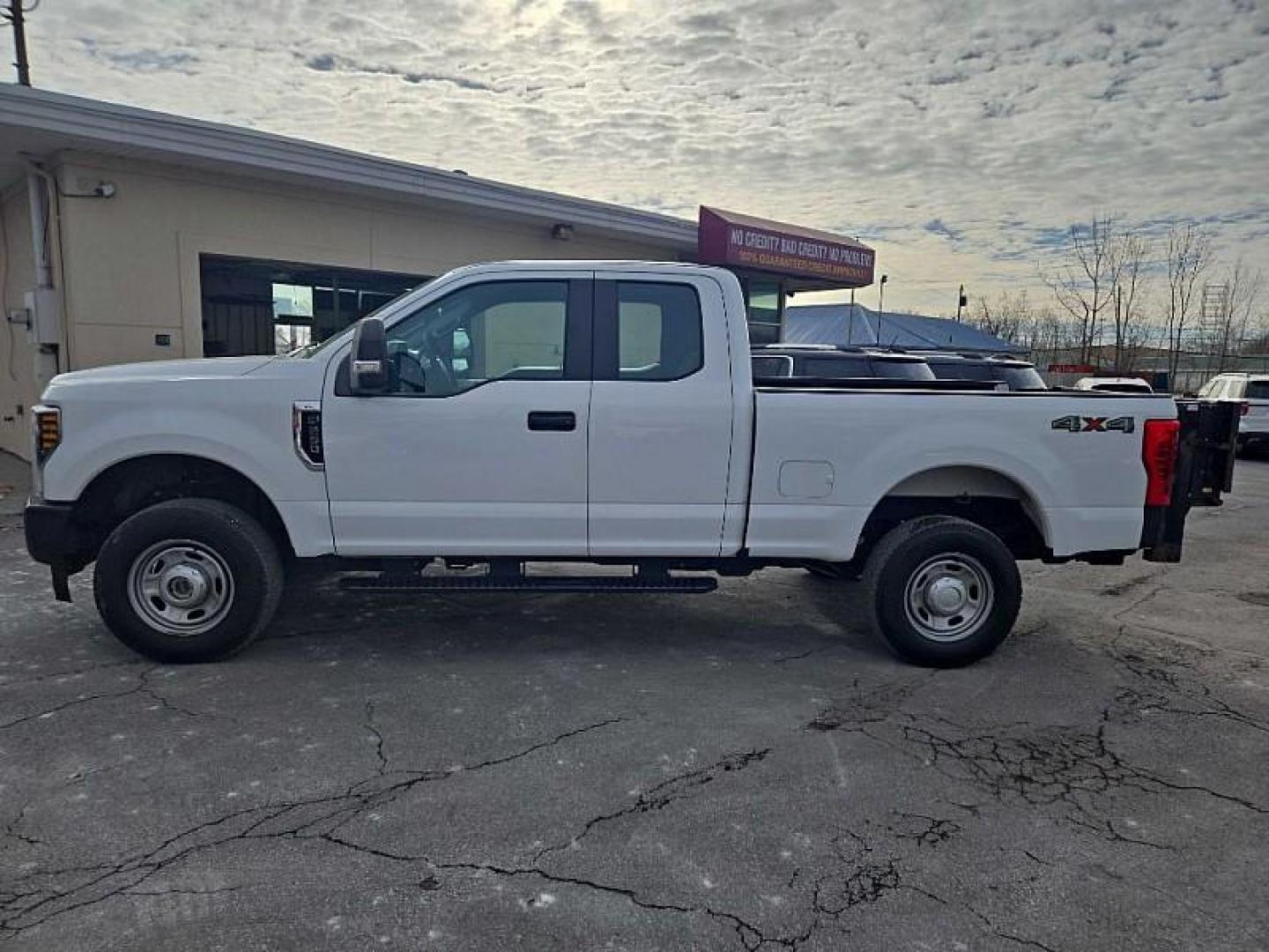 2019 WHITE /TAN Ford F-250 SD Lariat SuperCab 4WD (1FT7X2B62KE) with an 6.2L V8 OHV 16V engine, 6A transmission, located at 3304 Woodville Road, Northwood, OH, 43619, (419) 210-8019, 41.612694, -83.480743 - Your #1 Destination for Auto Loans and mdash;No Matter Your Credit!At our dealership, we believe everyone deserves the opportunity to drive their dream car and mdash;whether you have good credit, bad credit, or no credit at all. With a wide selection of hundreds of cars, trucks, and SUVs, you'll fin - Photo#1